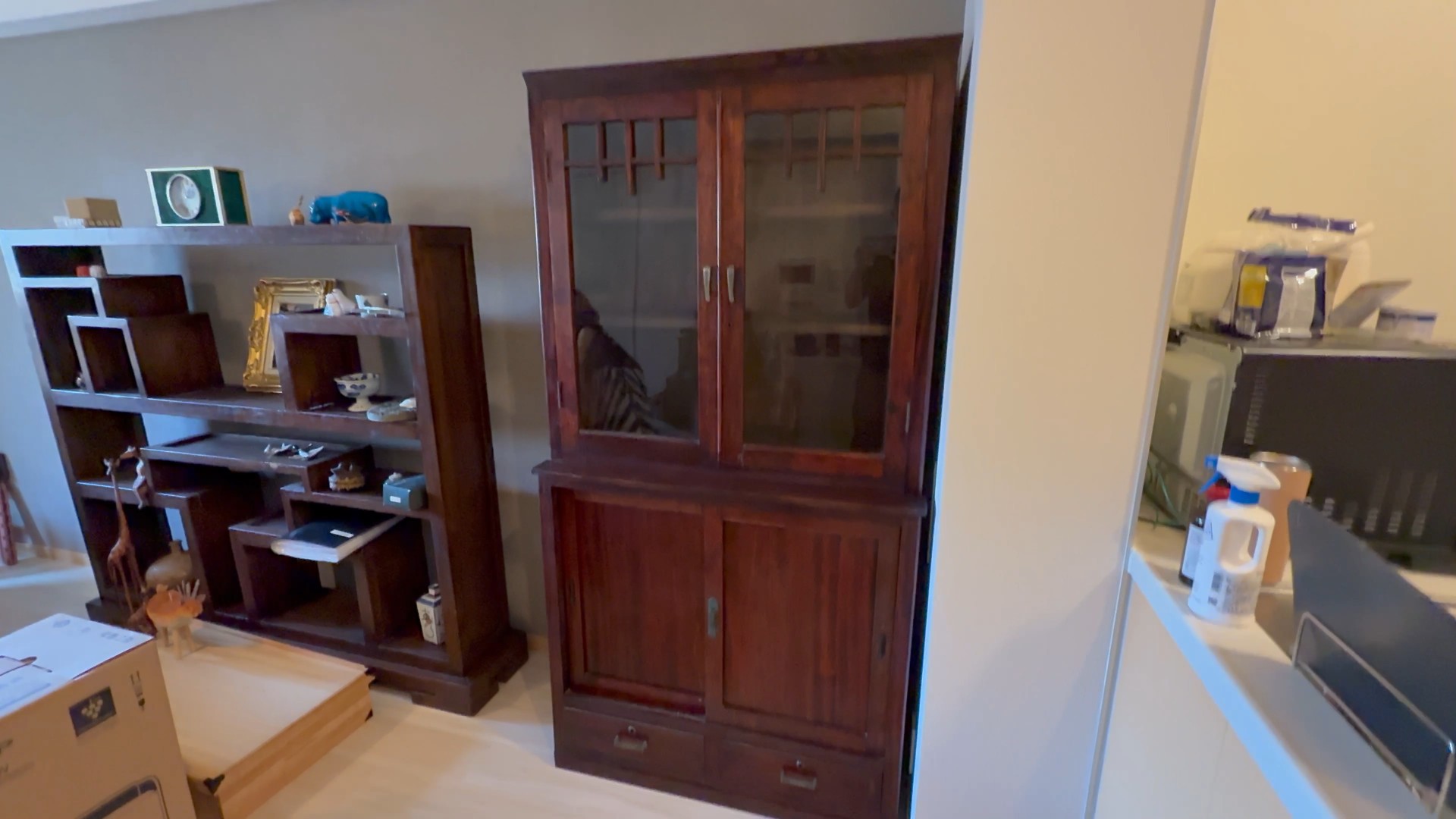 構造を根本から組み直し、実用的に修復されたアンティーク食器棚 修理後