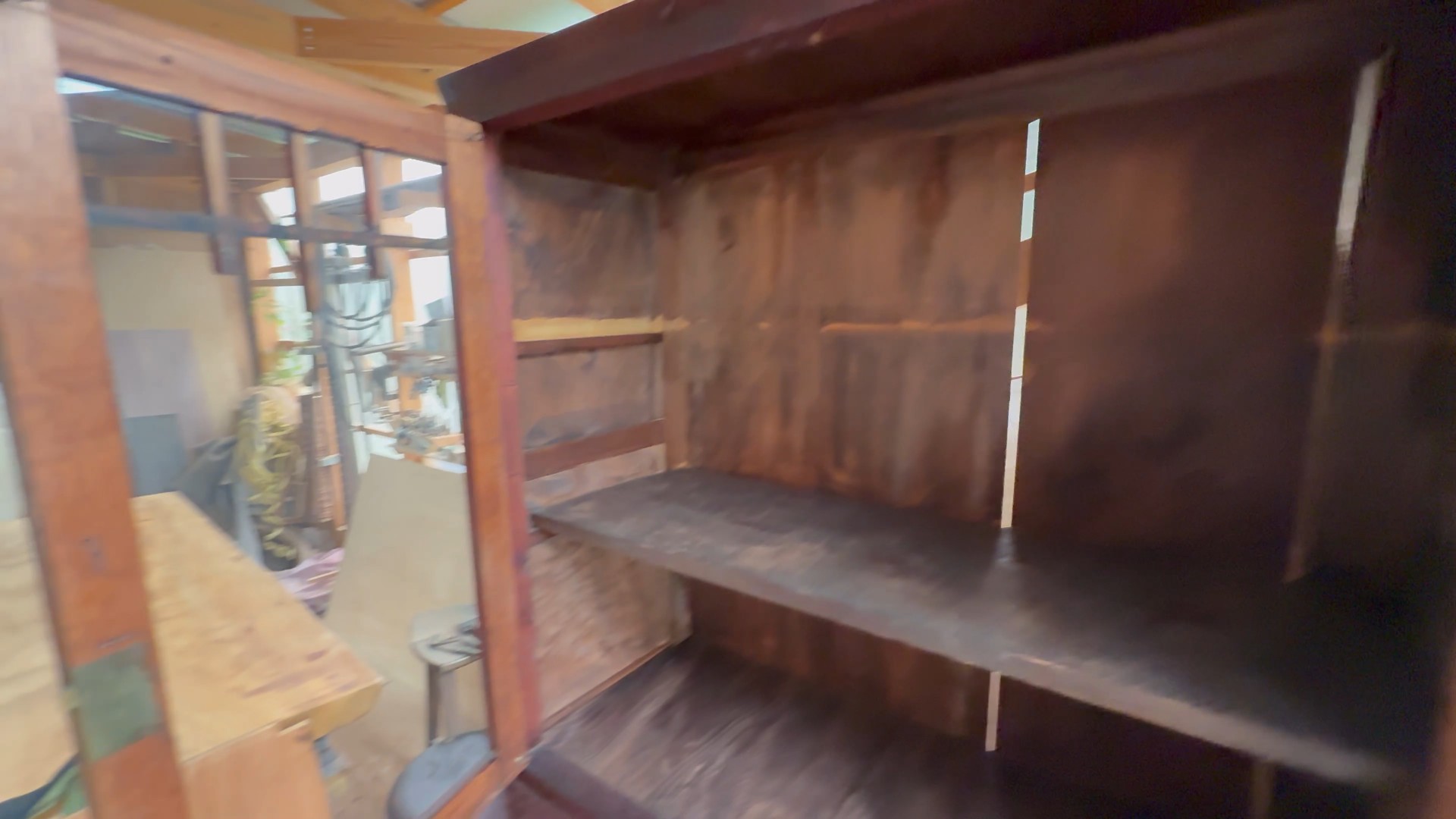 壁や背板が外れ、限界を迎えていた手作りのアンティーク食器棚 修理前