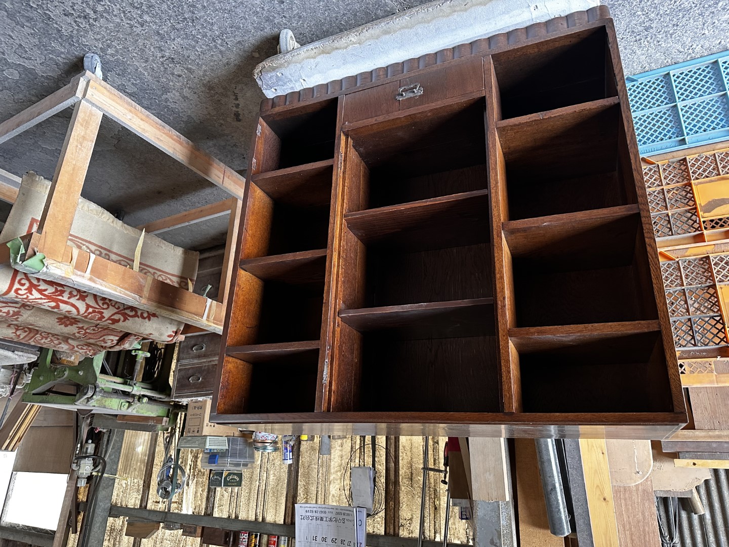 メンテナンスにより美しい木目と健康を取り戻した本棚 修理後