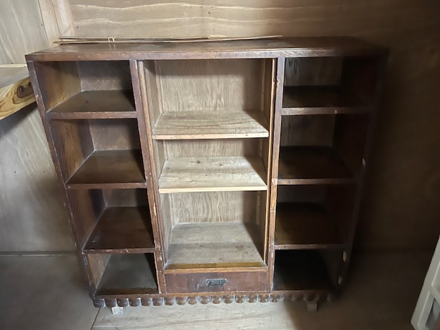 100年の経年劣化で色あせ、割れ、カビが多数発生した楢材の本棚 修理前