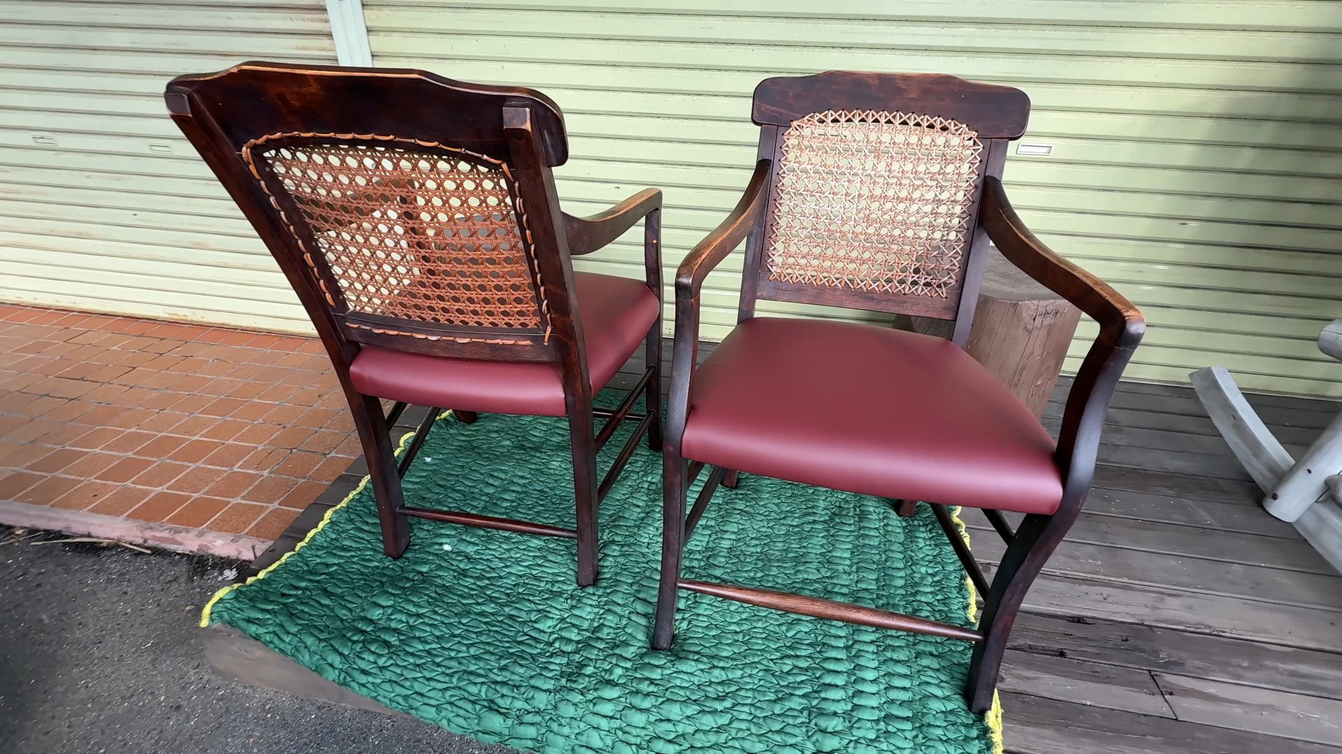 新しい籐の張り方で美しくリデザインされた樺桜の椅子 修理後