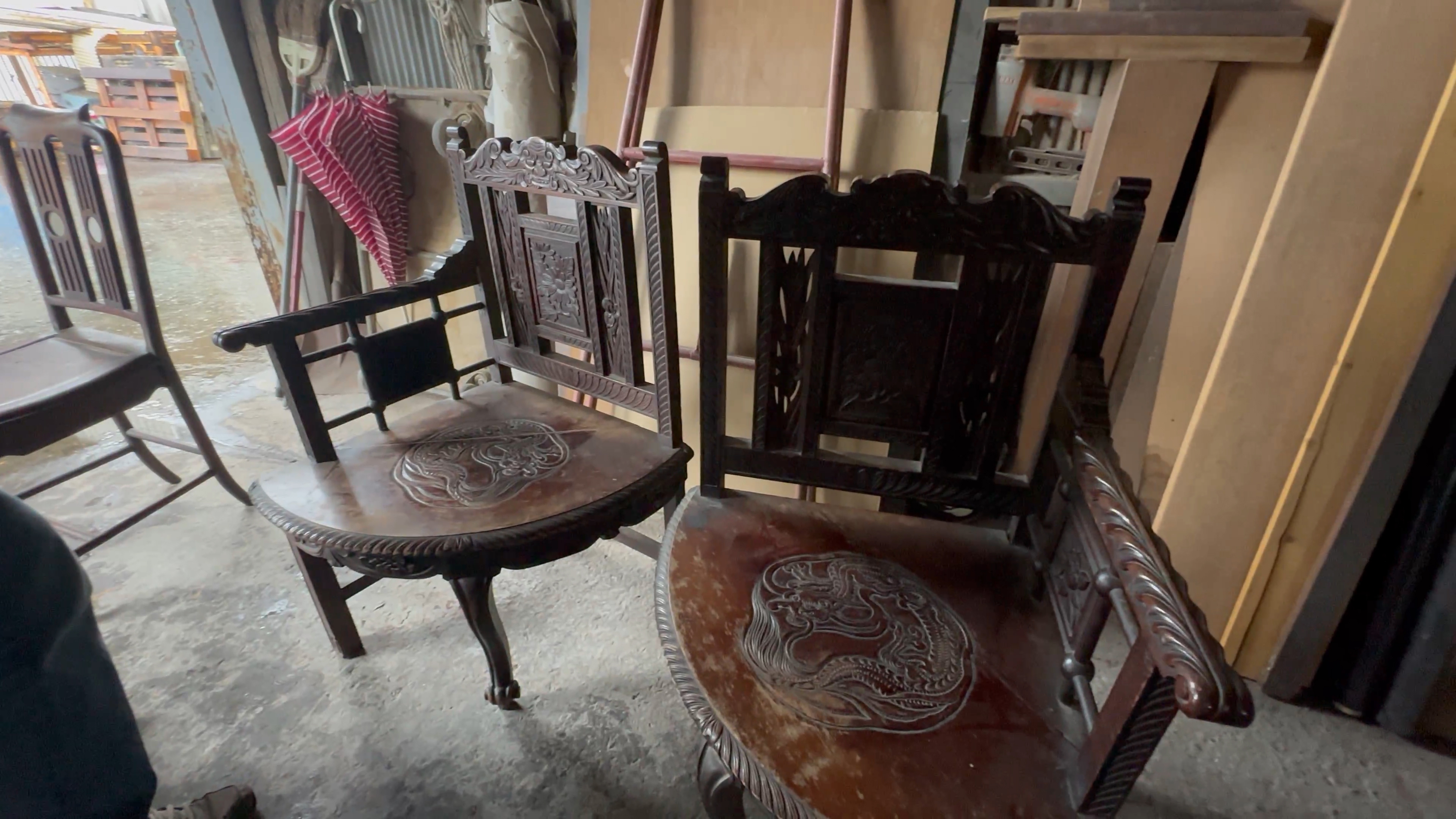 木の痩せによる隙間・グラつき、貝の飾りが欠損した紫檀の椅子 修理前