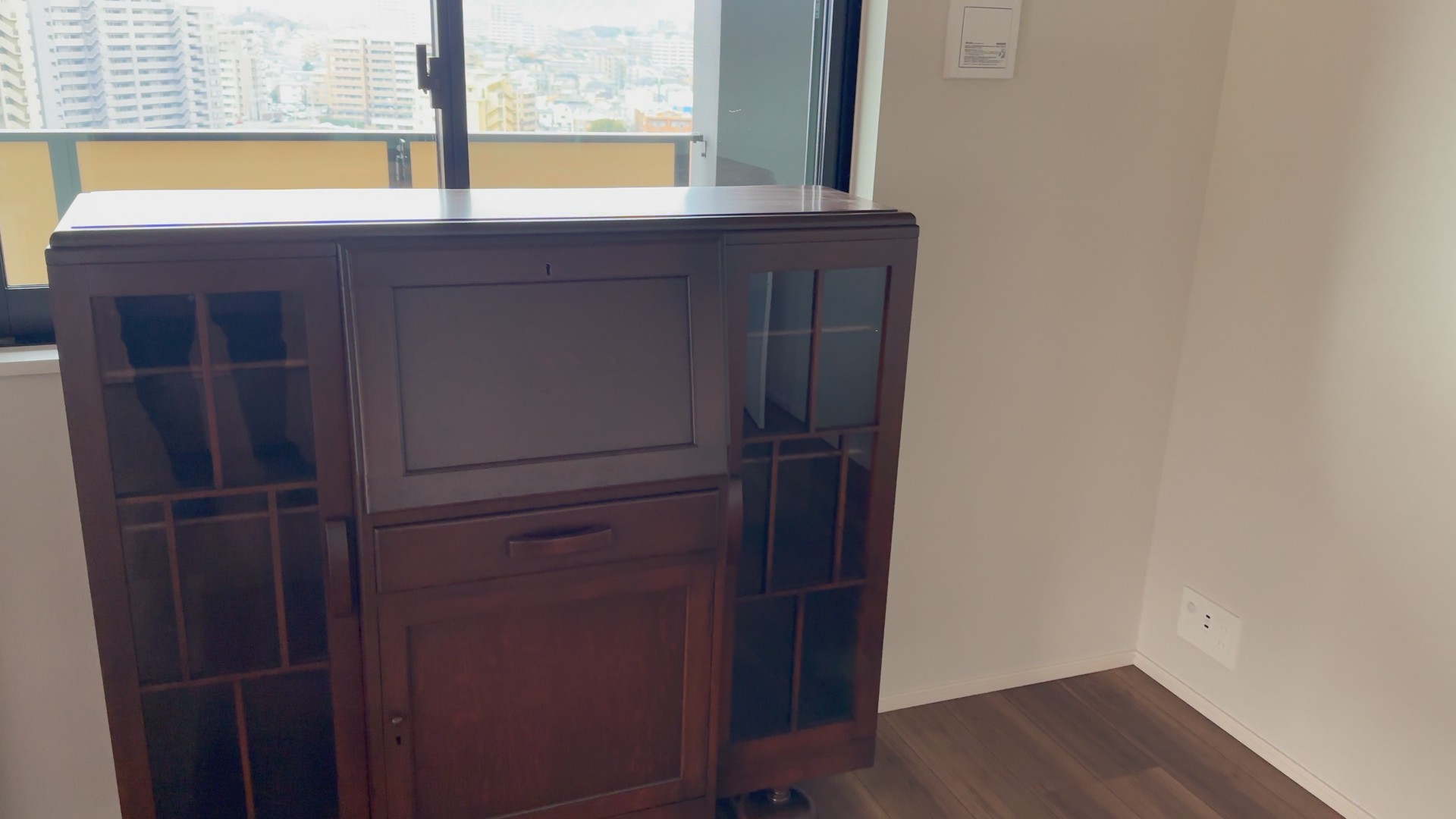 修理・塗装後のアンティークサイドボード