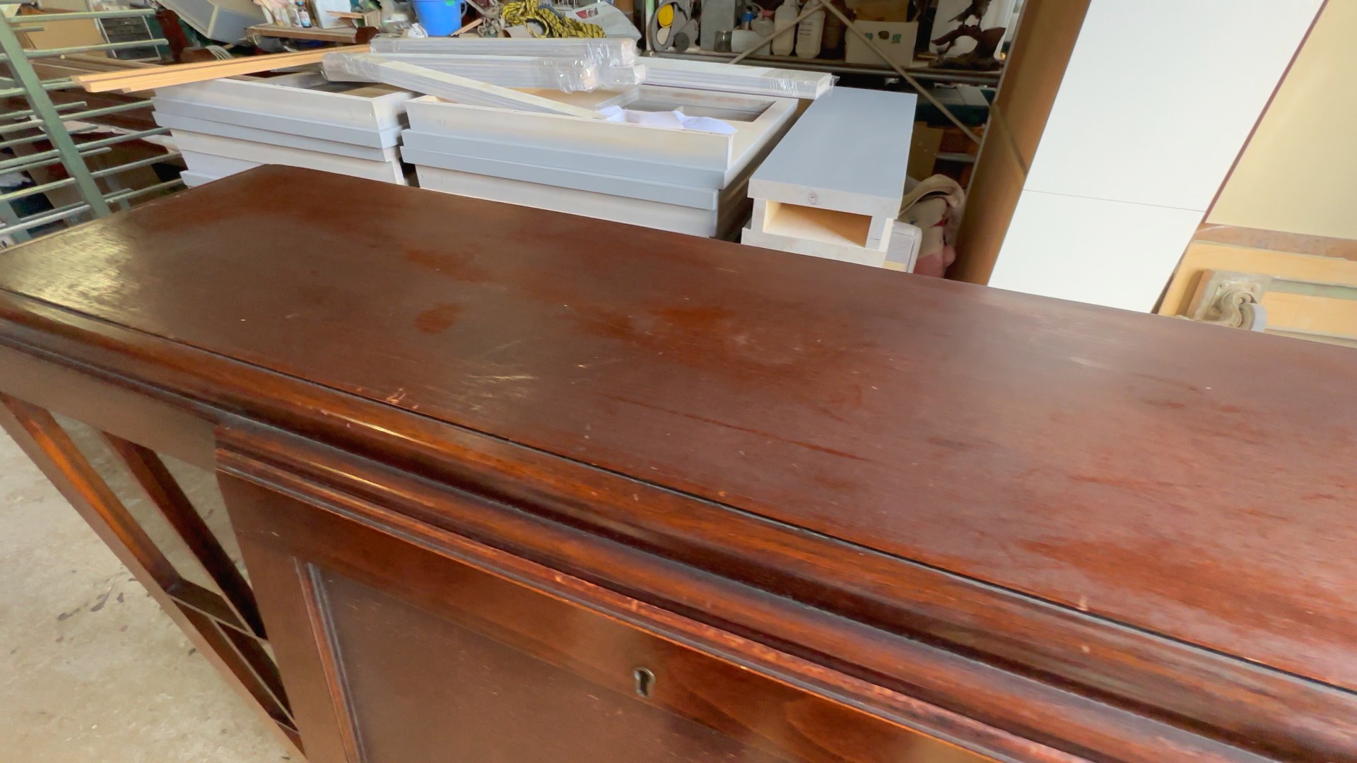 修理前のアンティークサイドボード 汚れ・カビあり