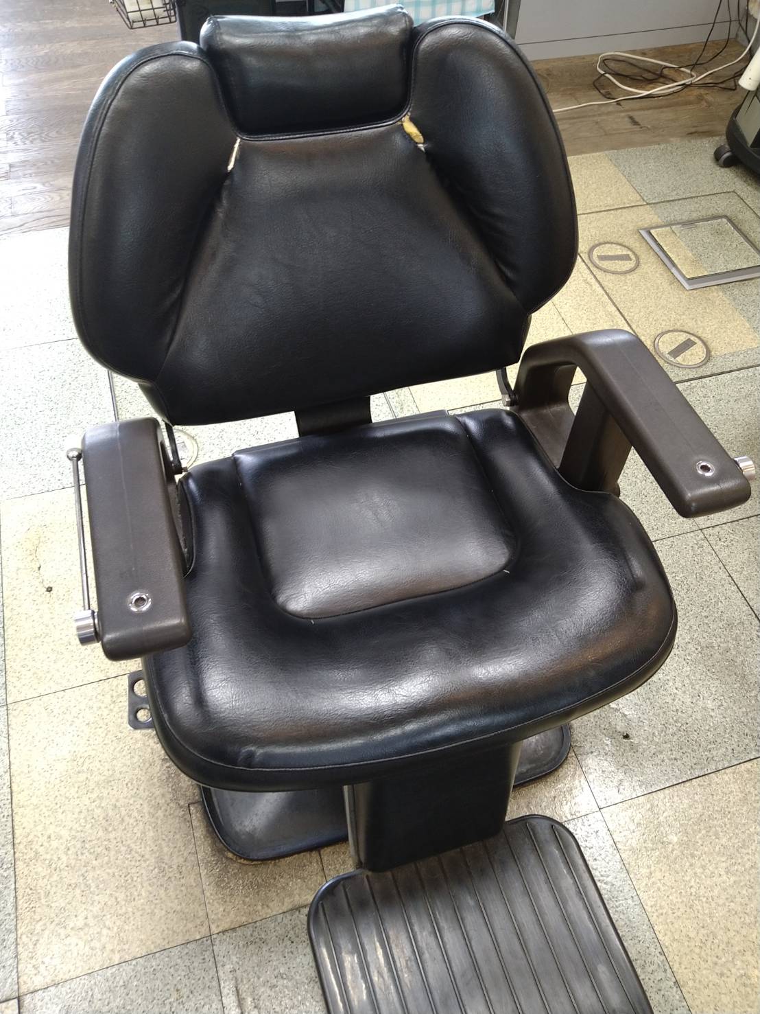 張替前・電動式理容椅子（スタイリングチェアー） 修理前