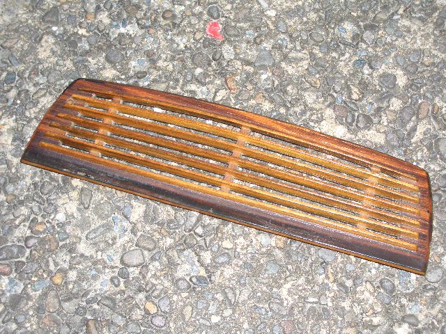 剥がれが発生した黒檀の車内装パーツ