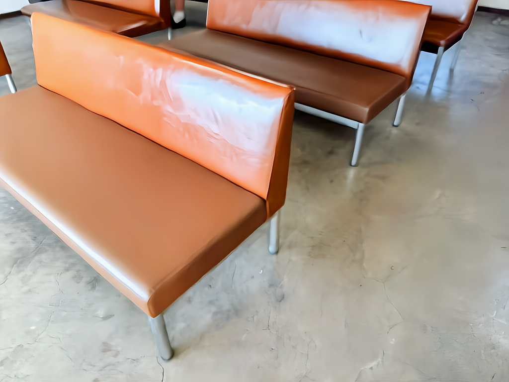 美しく張り替えられ、空間が明るく生まれ変わった待合室ベンチ 修理後