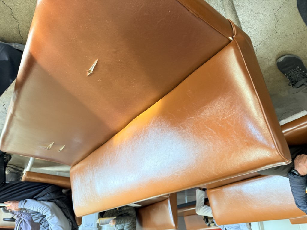 多くの教習生を見守り、年季の入った自動車学校の待合室ベンチ 修理前