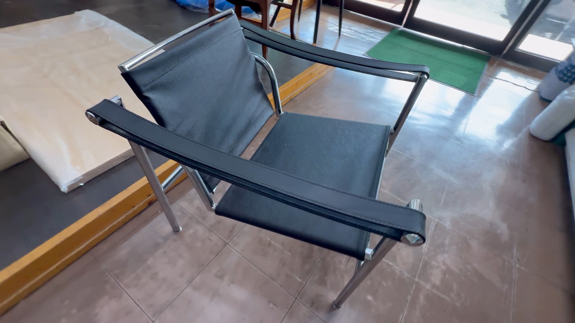 黒厚革仕様で再生したカッシーナLC1