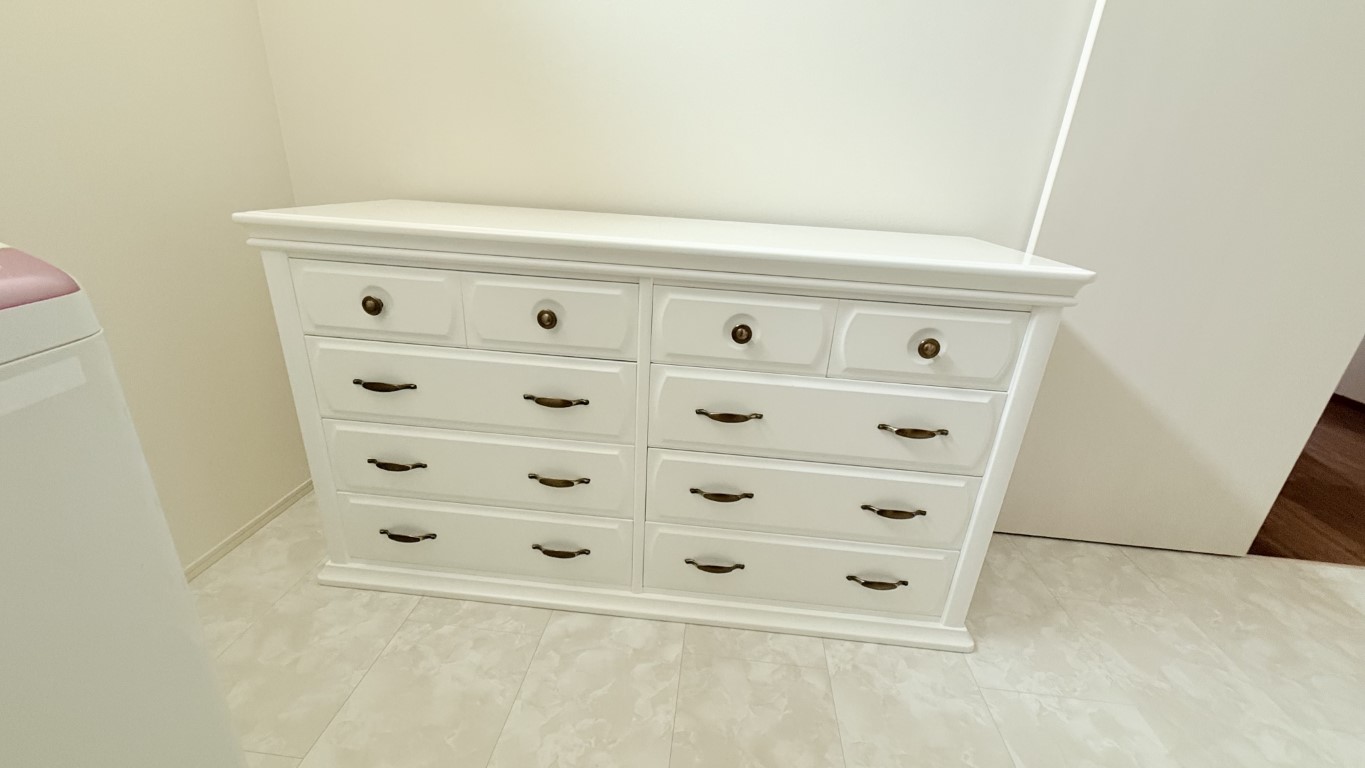 ホワイトに塗装され、高さも調整された整理箪笥