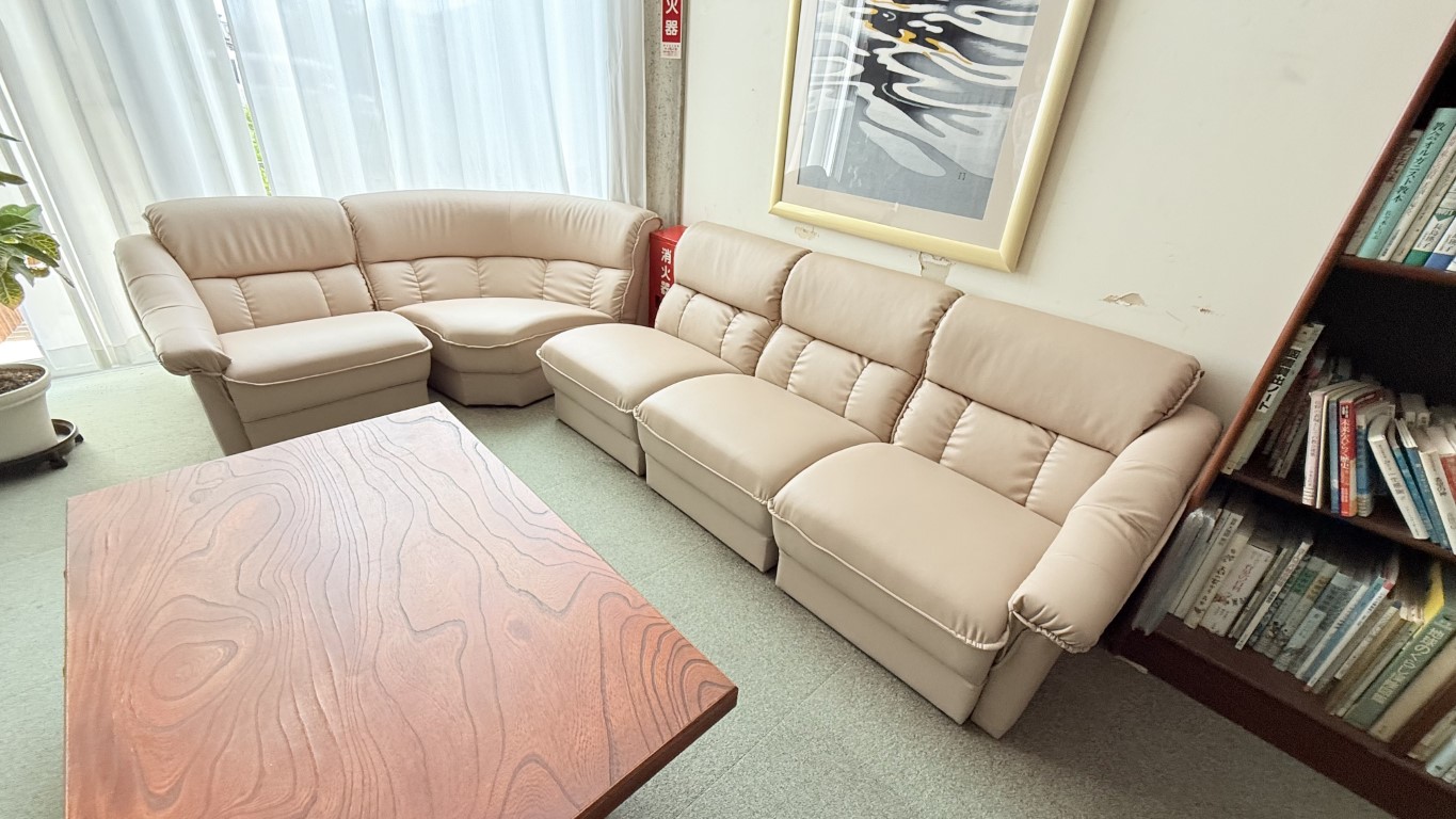 美しく張り替えられ、クッション性も復活したソファー 修理後