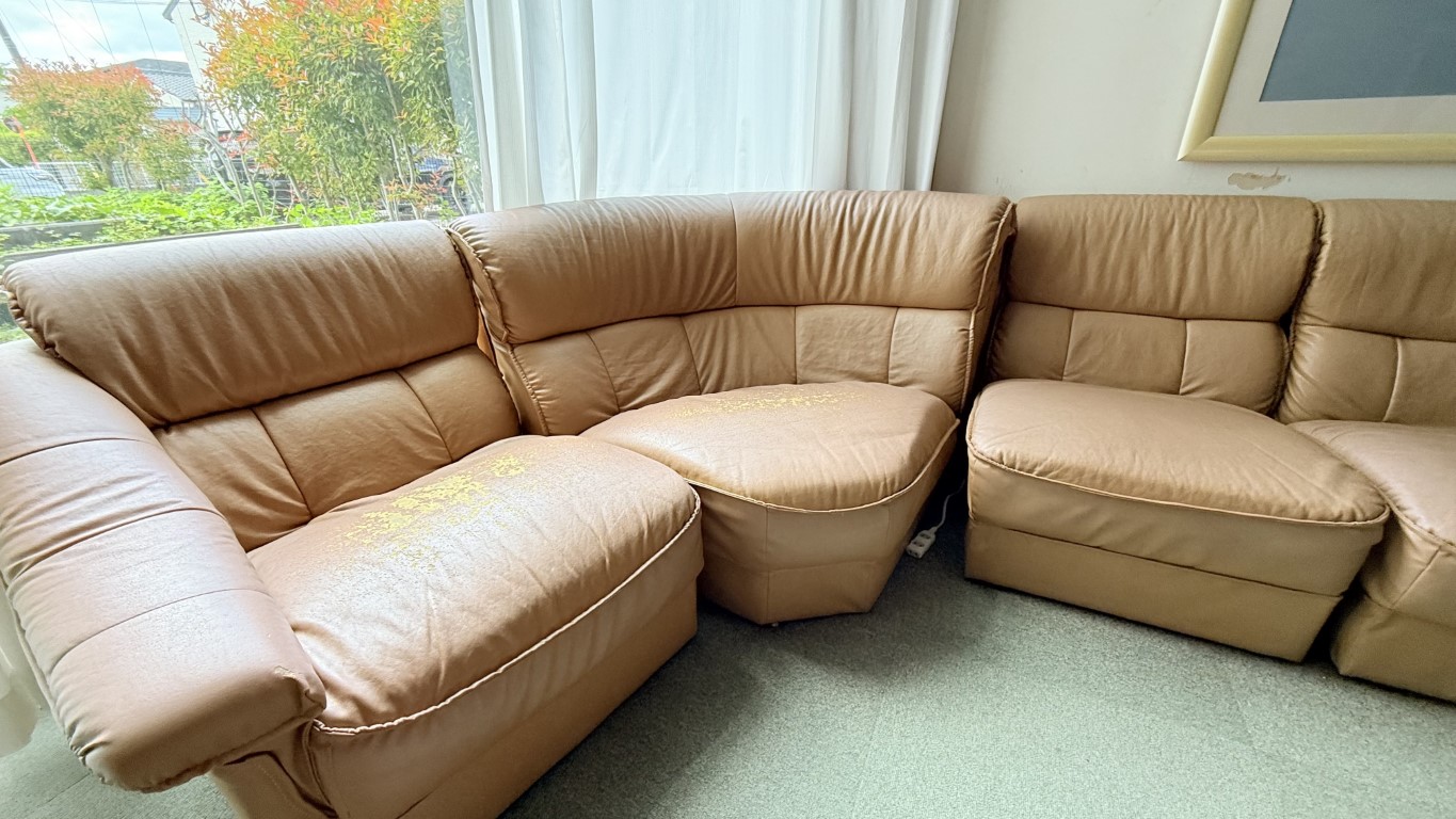 合皮の剥離とクッションの沈み込みが酷い教会ロビーのソファー 修理前