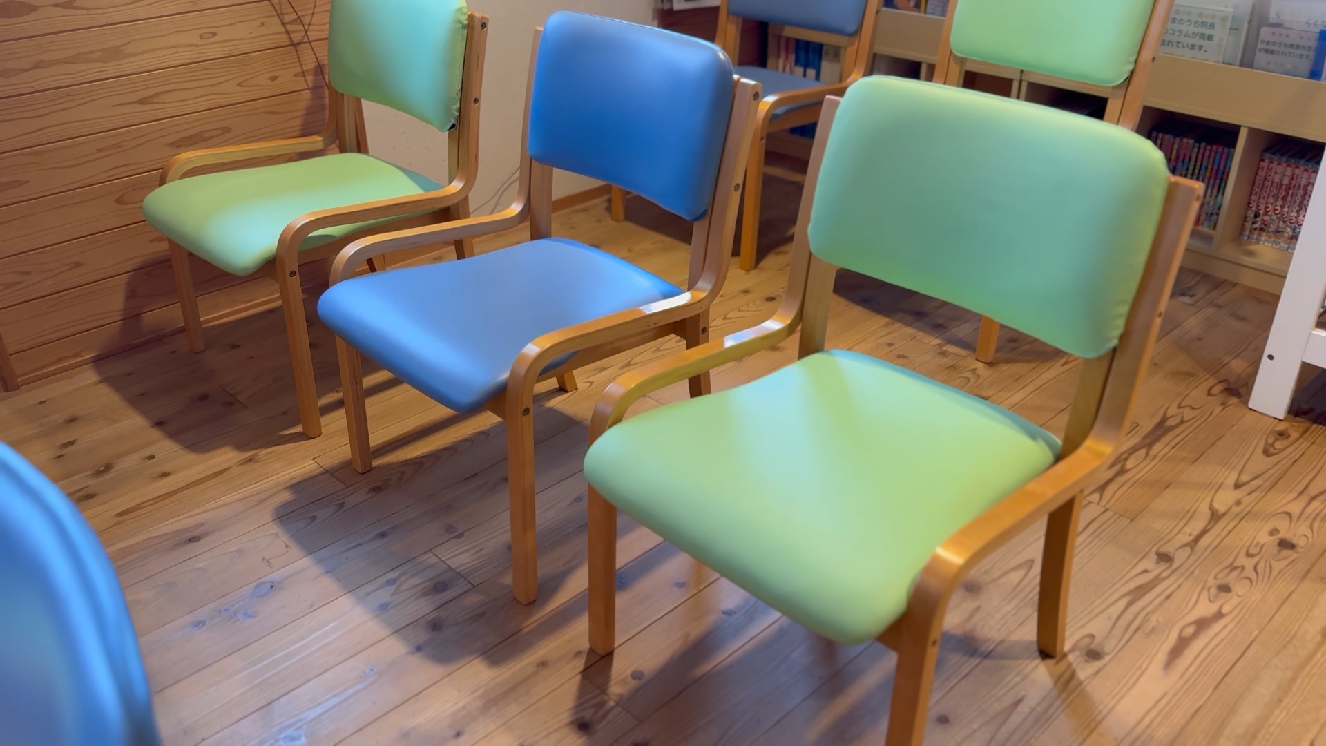 清潔感あふれる美しい仕上がりの待合室椅子 修理後