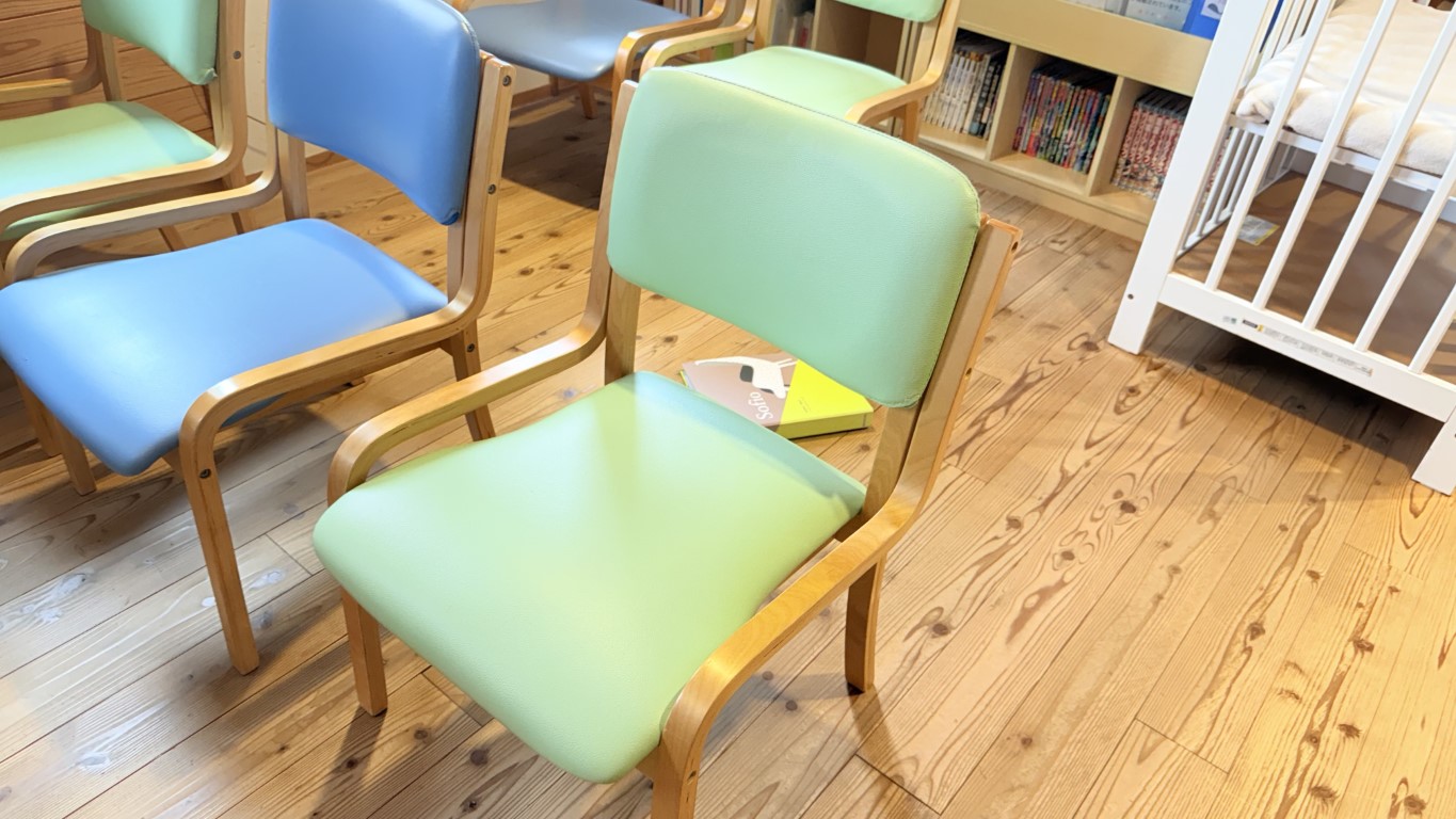 先手先手のメンテナンスをご依頼いただいた小児科の待合室椅子 修理前