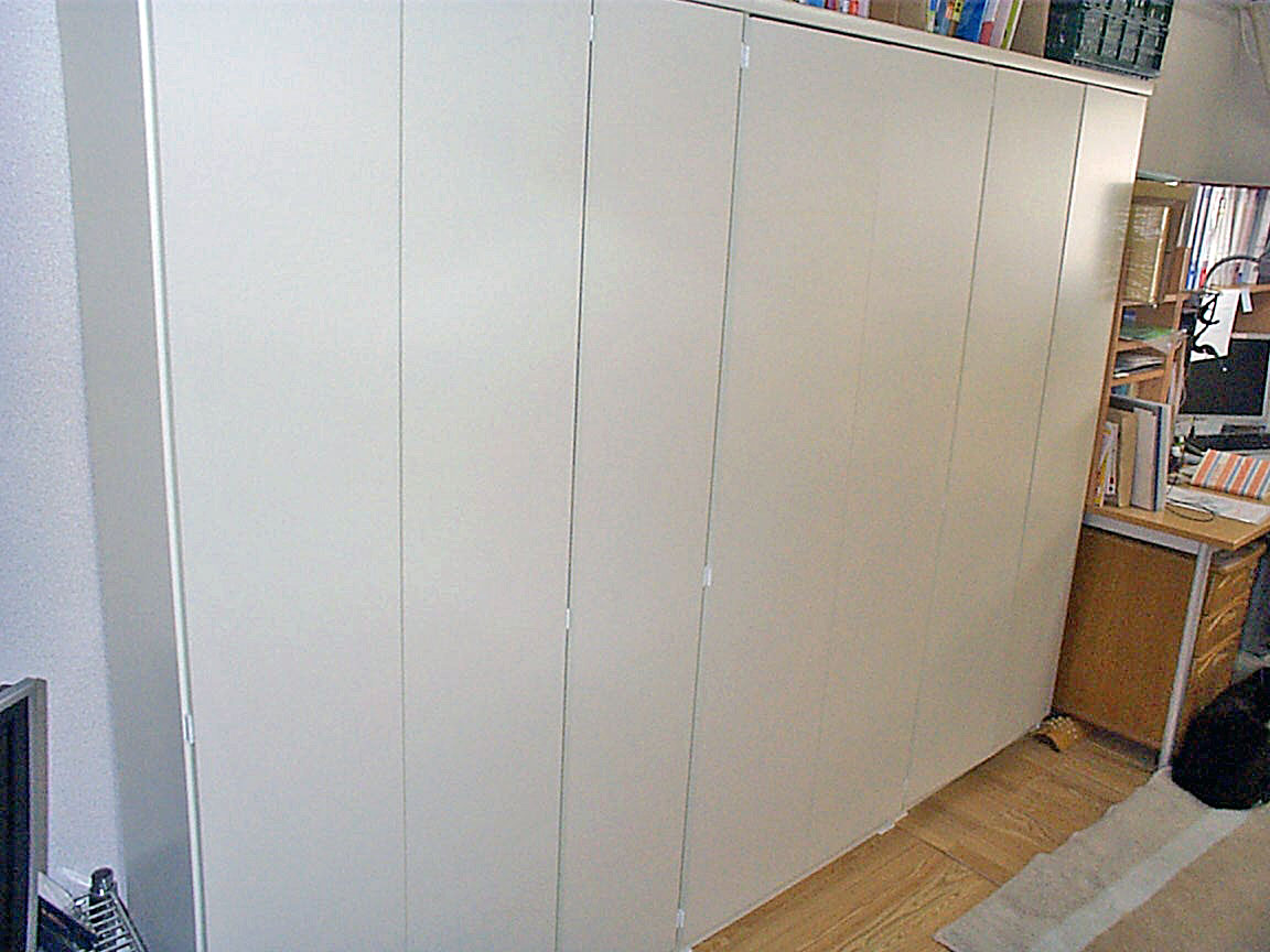 費用を抑えホワイトでシンプルに仕上げたオーダーメイドのクローゼット