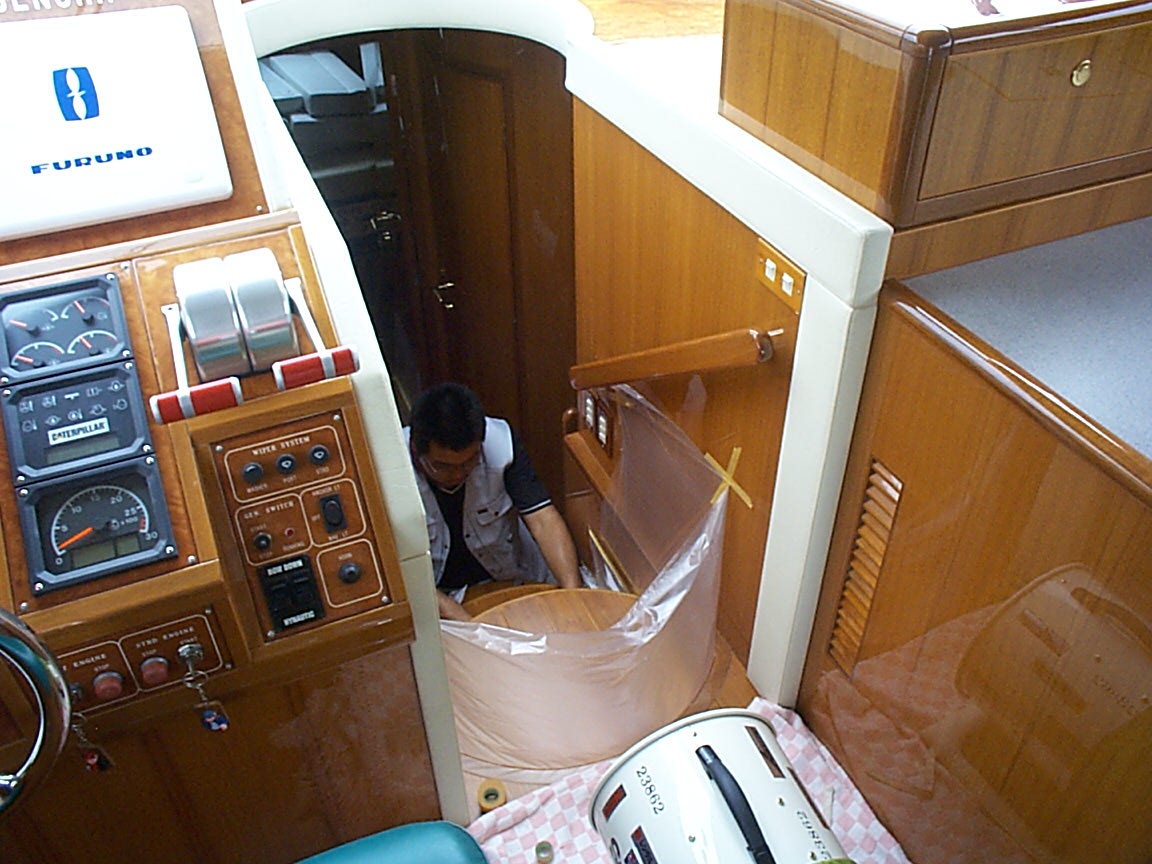 台風被害による船内内装の修復作業 1