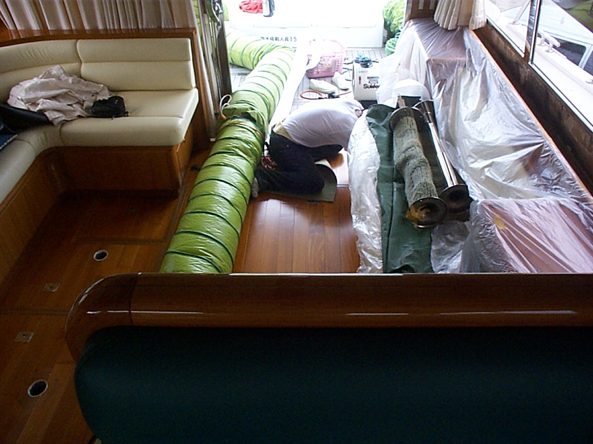 台風被害による船内内装の修復作業 2