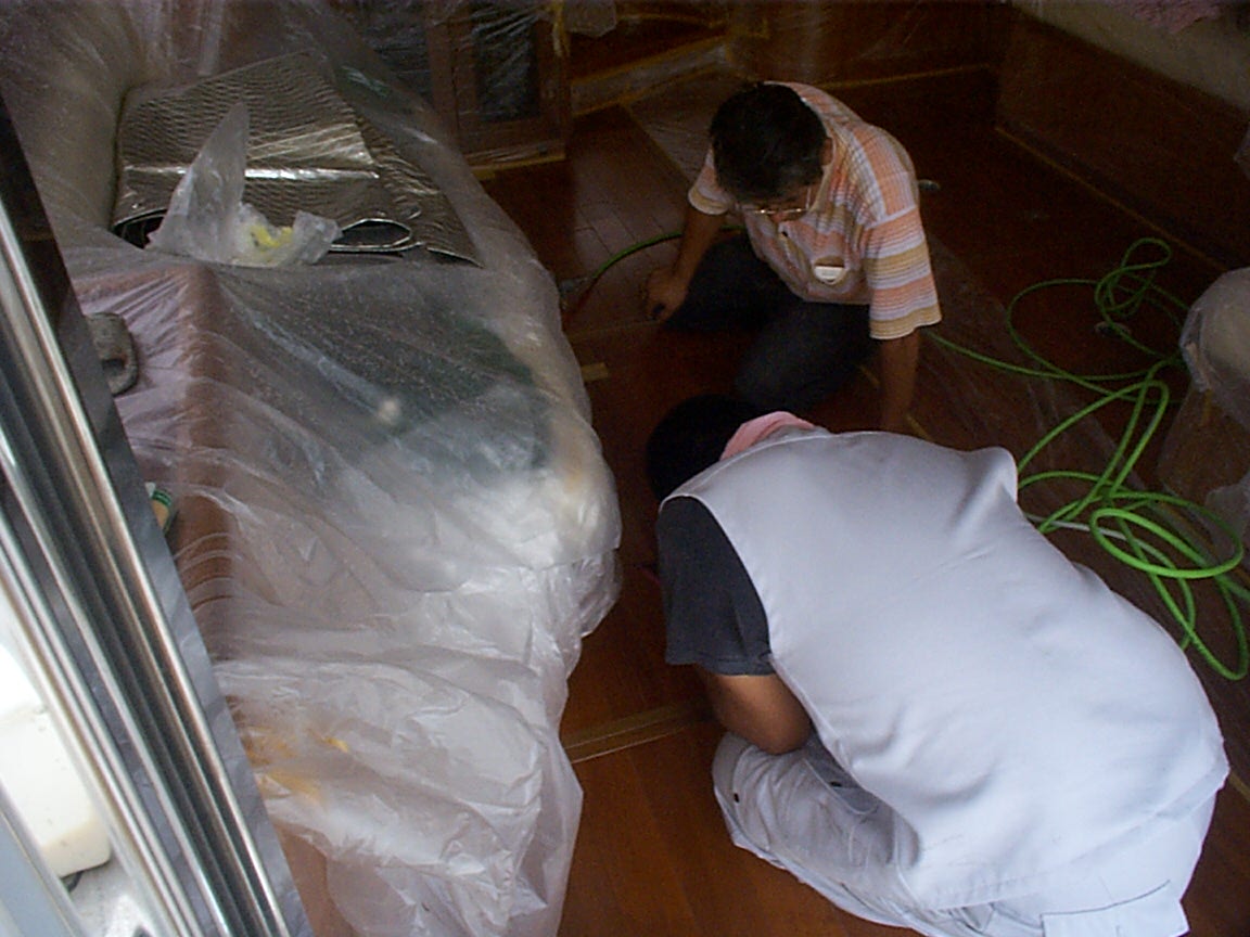 台風被害による船内内装の修復作業 3