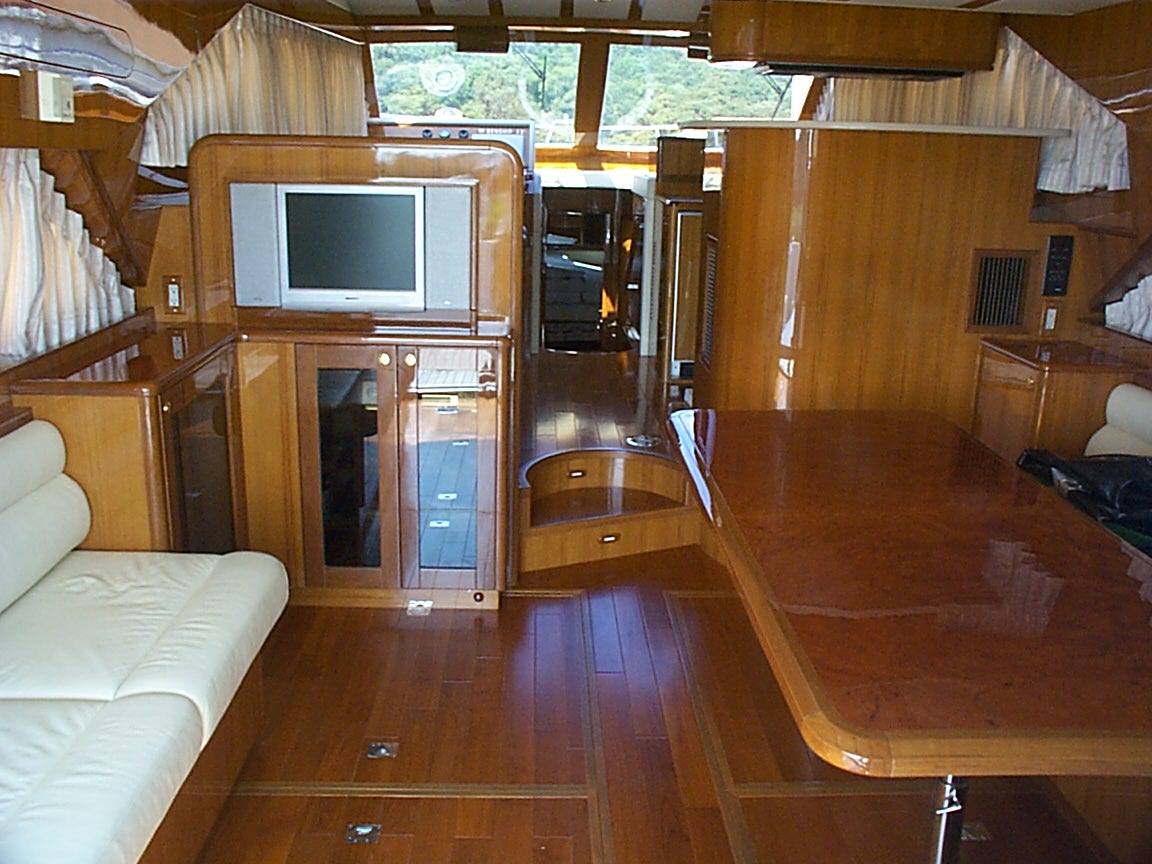 クルーザー船舶内装家具修理の画像