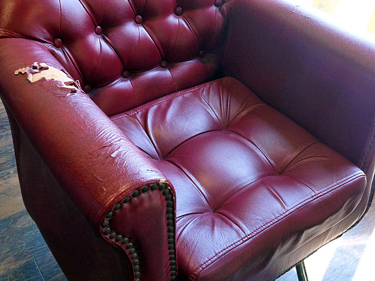 数年の使用で表面が剥離してしまったアンティークデザインのスタイリングチェアー 修理前