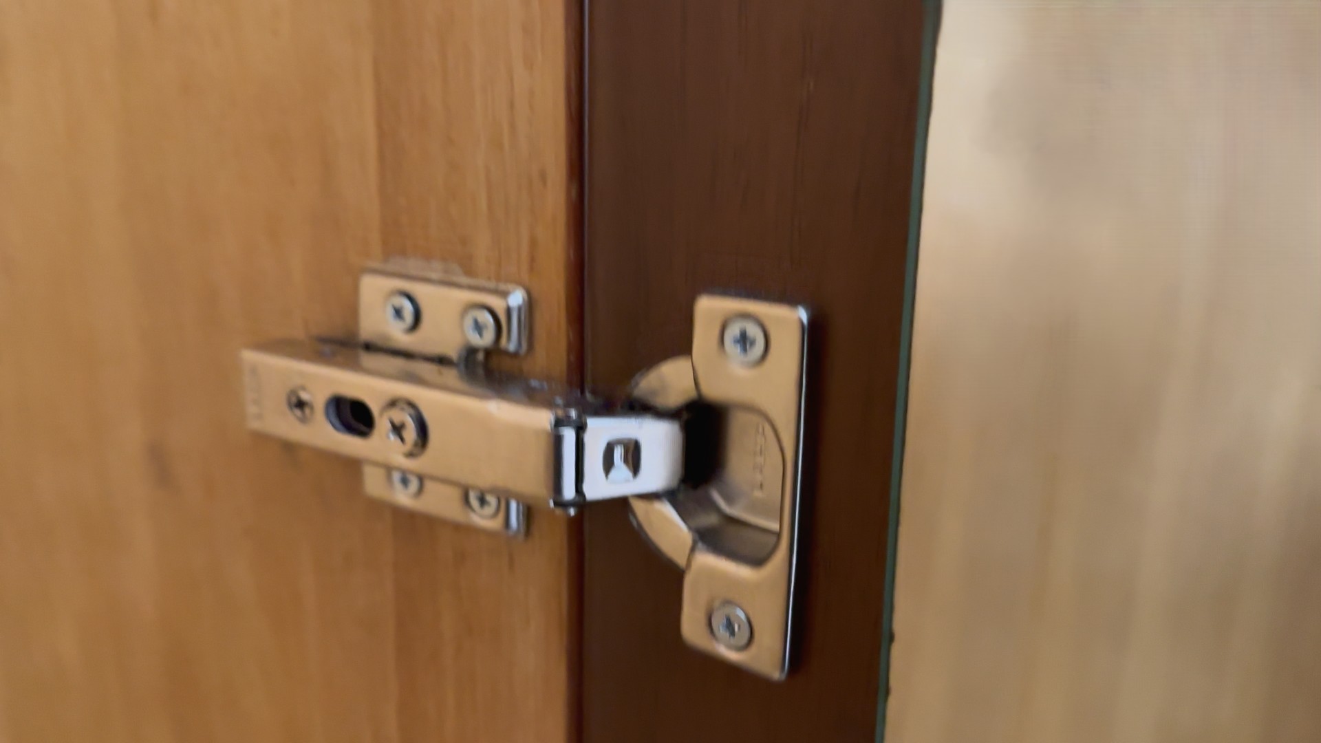 新しい蝶番に交換し正常に開閉できるようになった扉