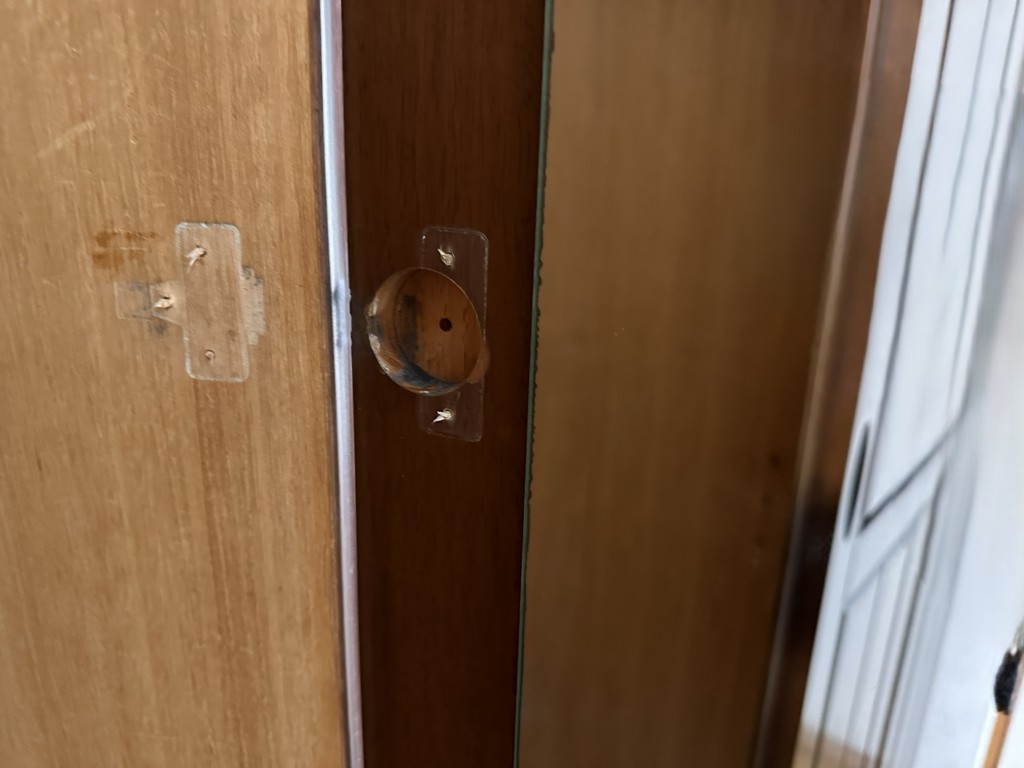 金属疲労で折れてしまったクローゼットの特殊蝶番