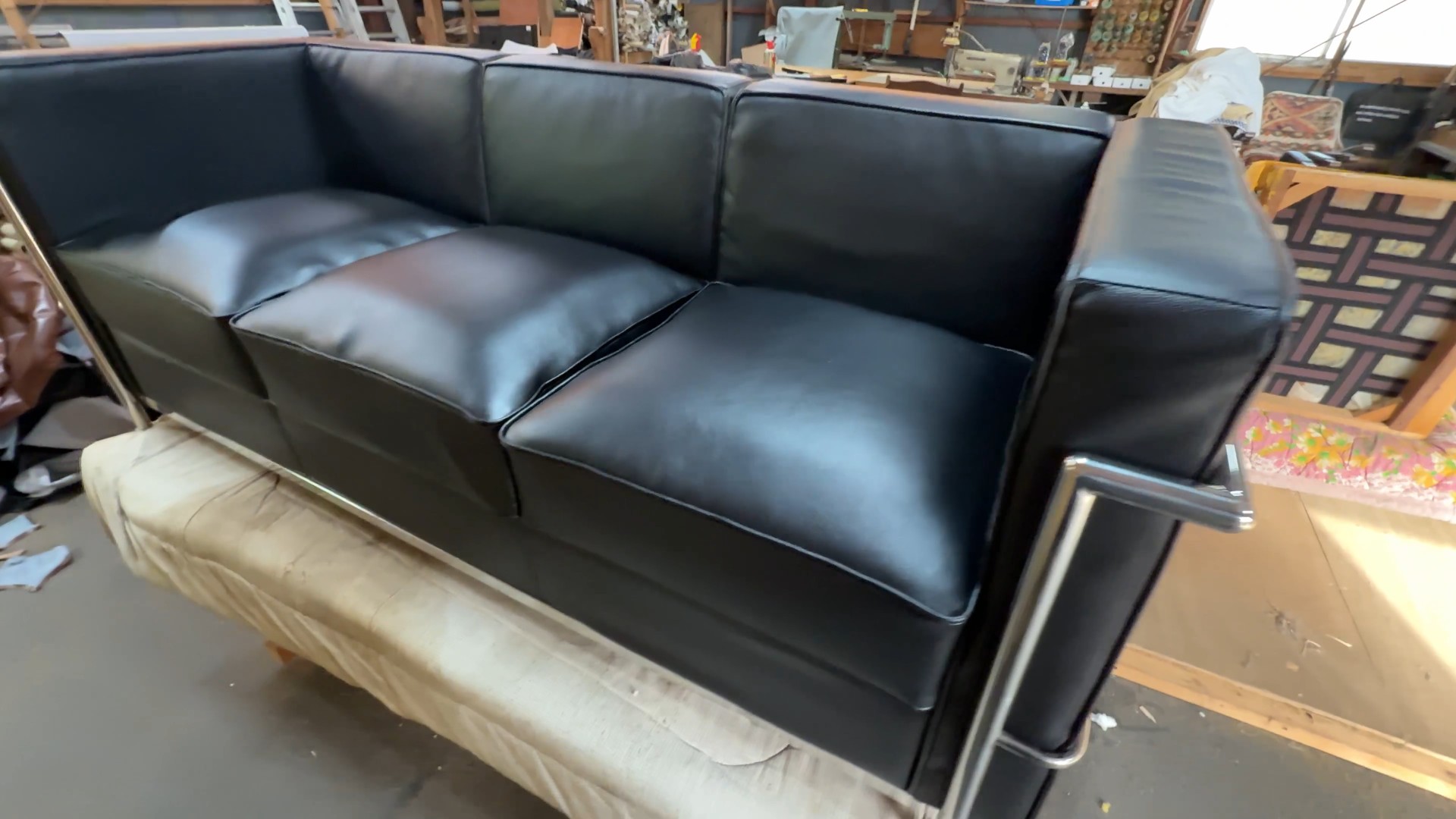 座面の張替とクッション修理で、高級感と清潔感を取り戻したソファー 修理後