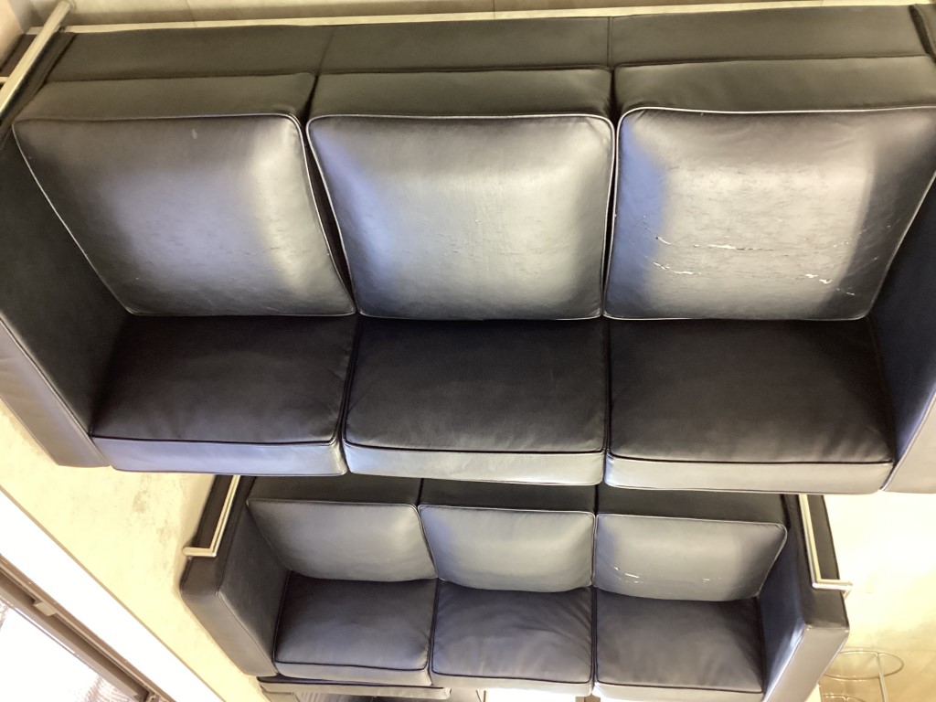 座面が傷み、クッションがへたったクリニック待合室のLC2リプロダクトソファー 修理前