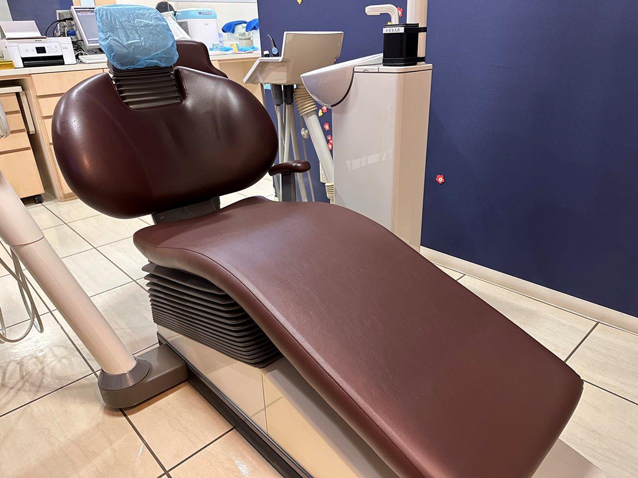 背もたれと類似色で美しく部分張替された歯科診療ユニット 修理後