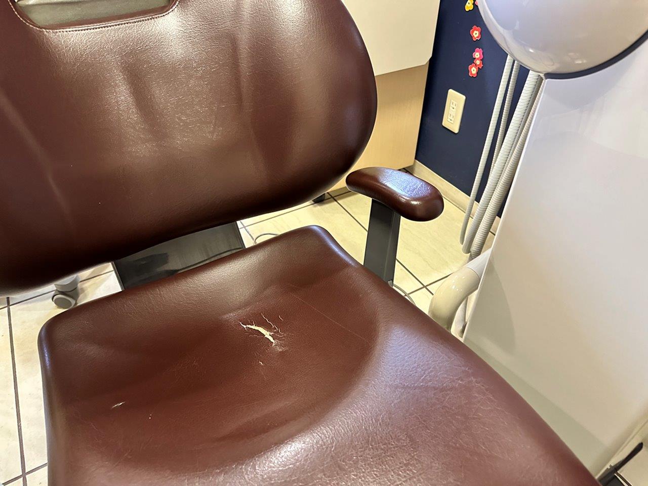 座面が破けた歯科診療ユニット 修理前