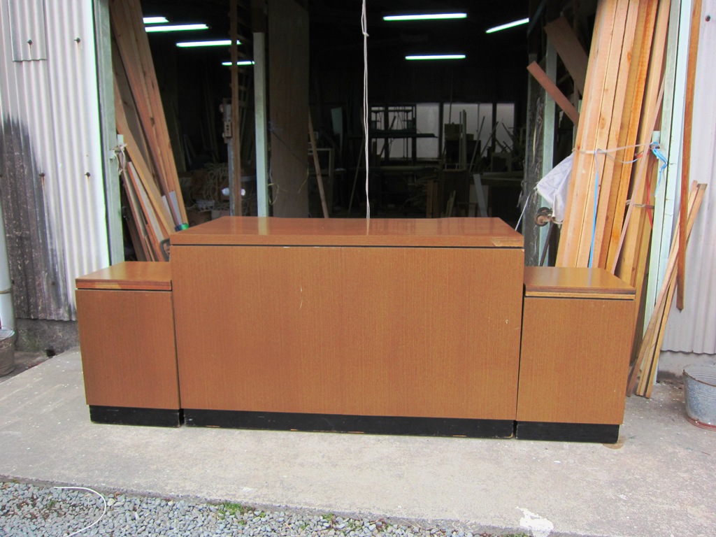 長年の使用で傷や汚れが目立つ公立学校の演台 修理前