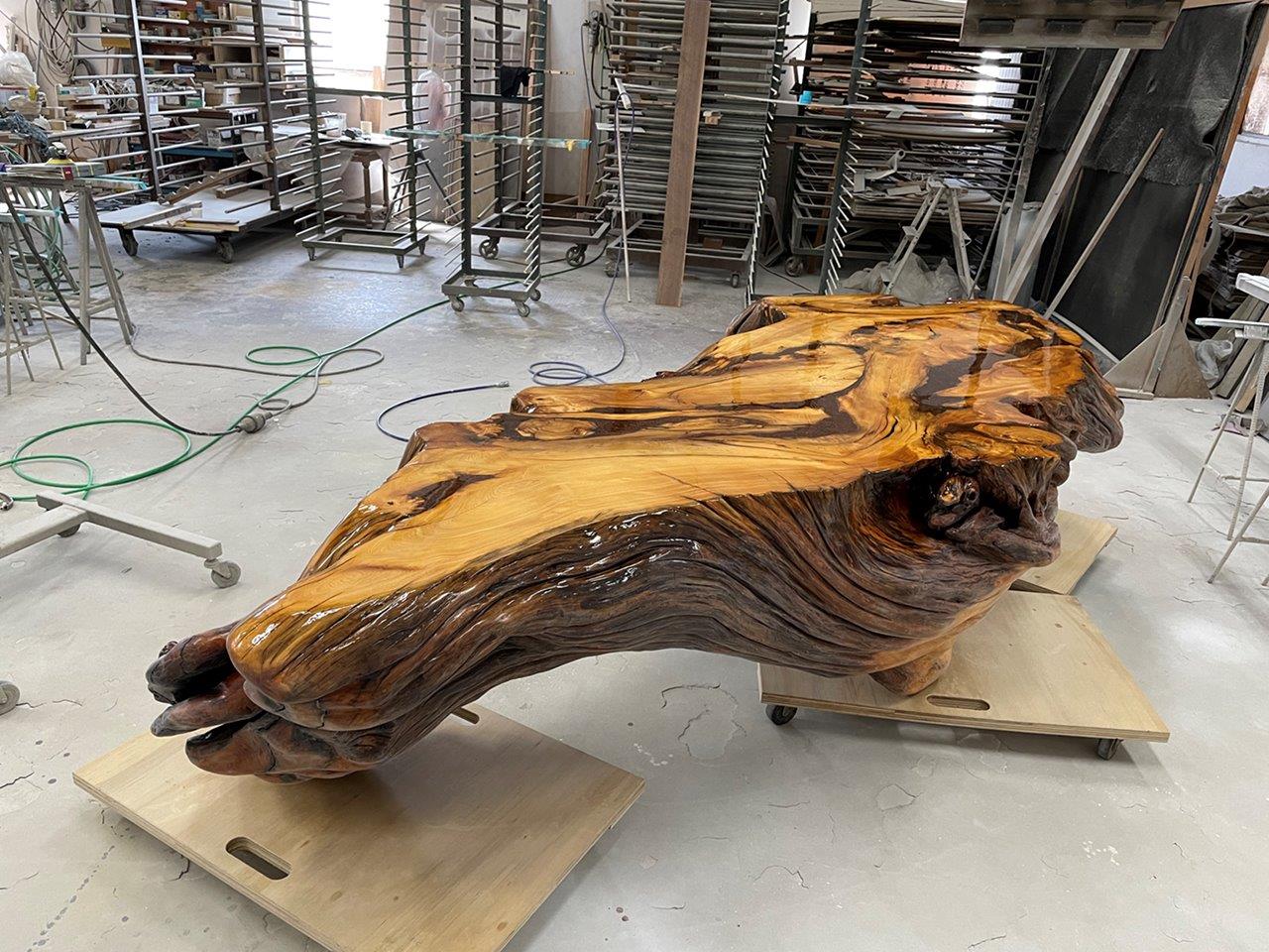 研磨と再塗装で再生した原木テーブル