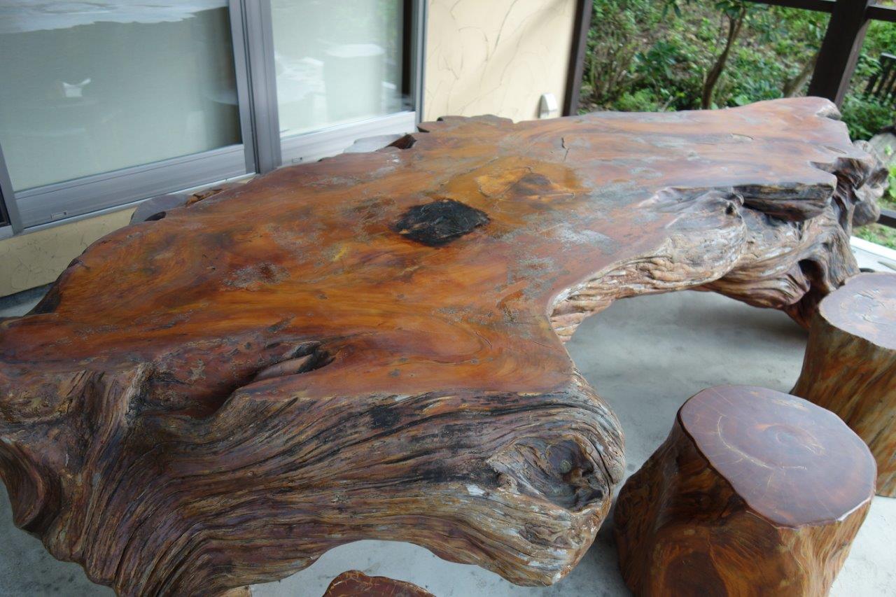 大きく焦げ跡がついた巨大な原木テーブル