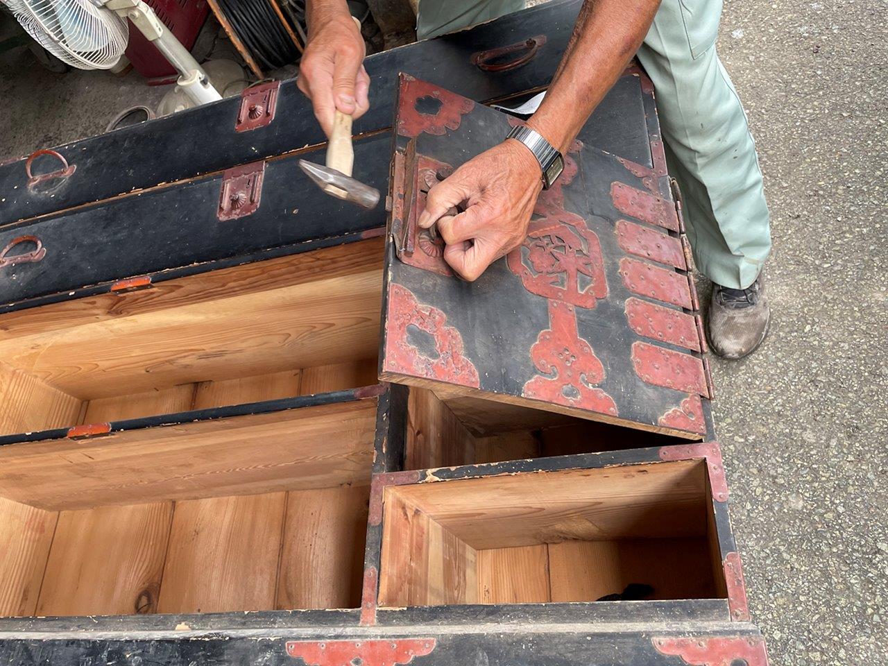 時代箪笥 金具を取り外している様子