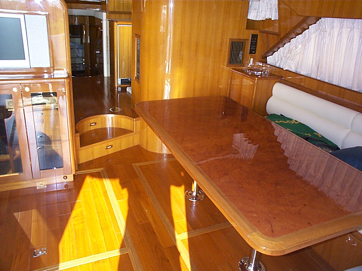 船内リビングのテーブル・ソファー