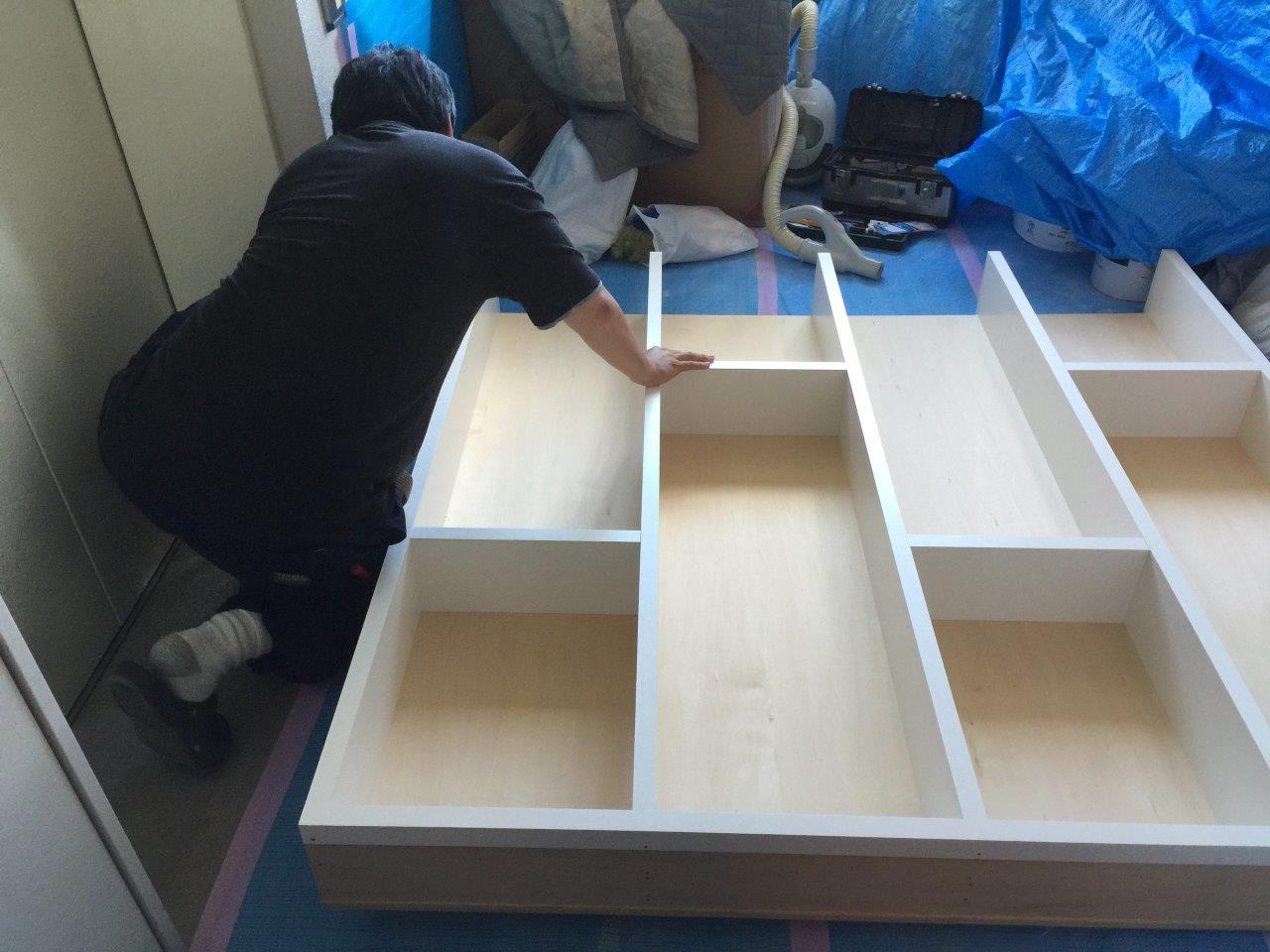 リビングにご指定のサイズ、色、形状の棚を製作し設置