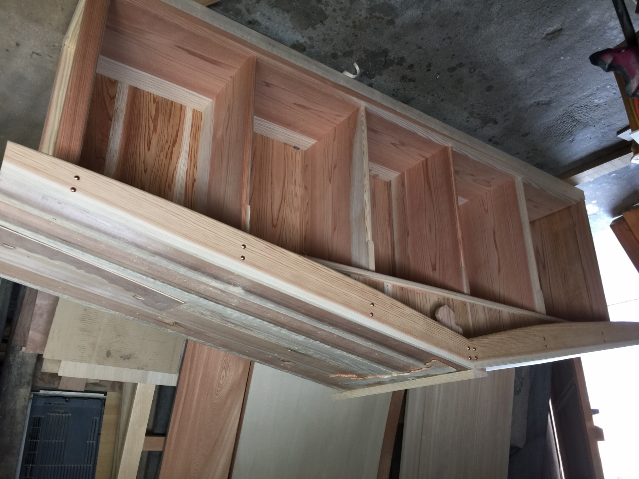 図面をもとに初めて製作に挑む祠（ほこら）の製作途中の様子