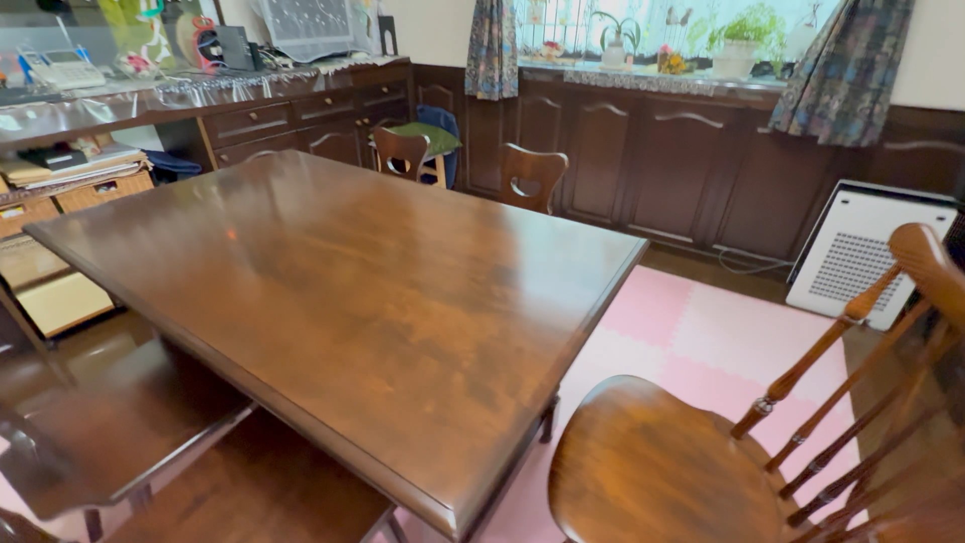 再塗装で重厚感が蘇ったダイニングテーブル