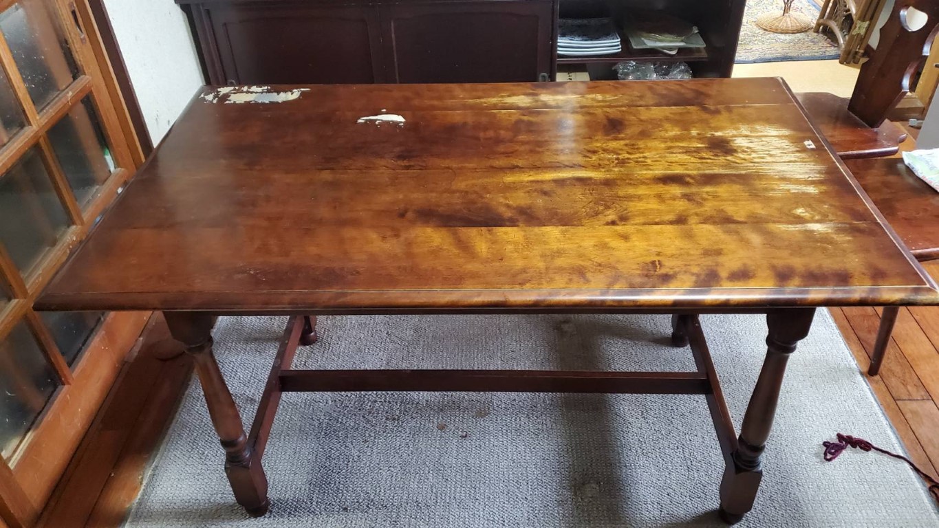 塗装が剥がれた北海道民芸家具のテーブル