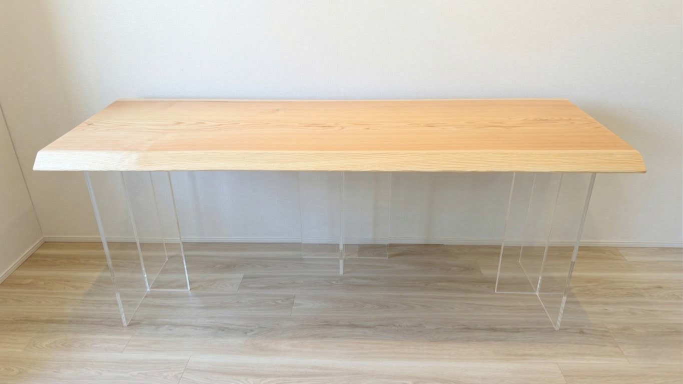 杉の一枚板とアクリル脚を組み合わせたオーダーメイドデスク 完成写真2