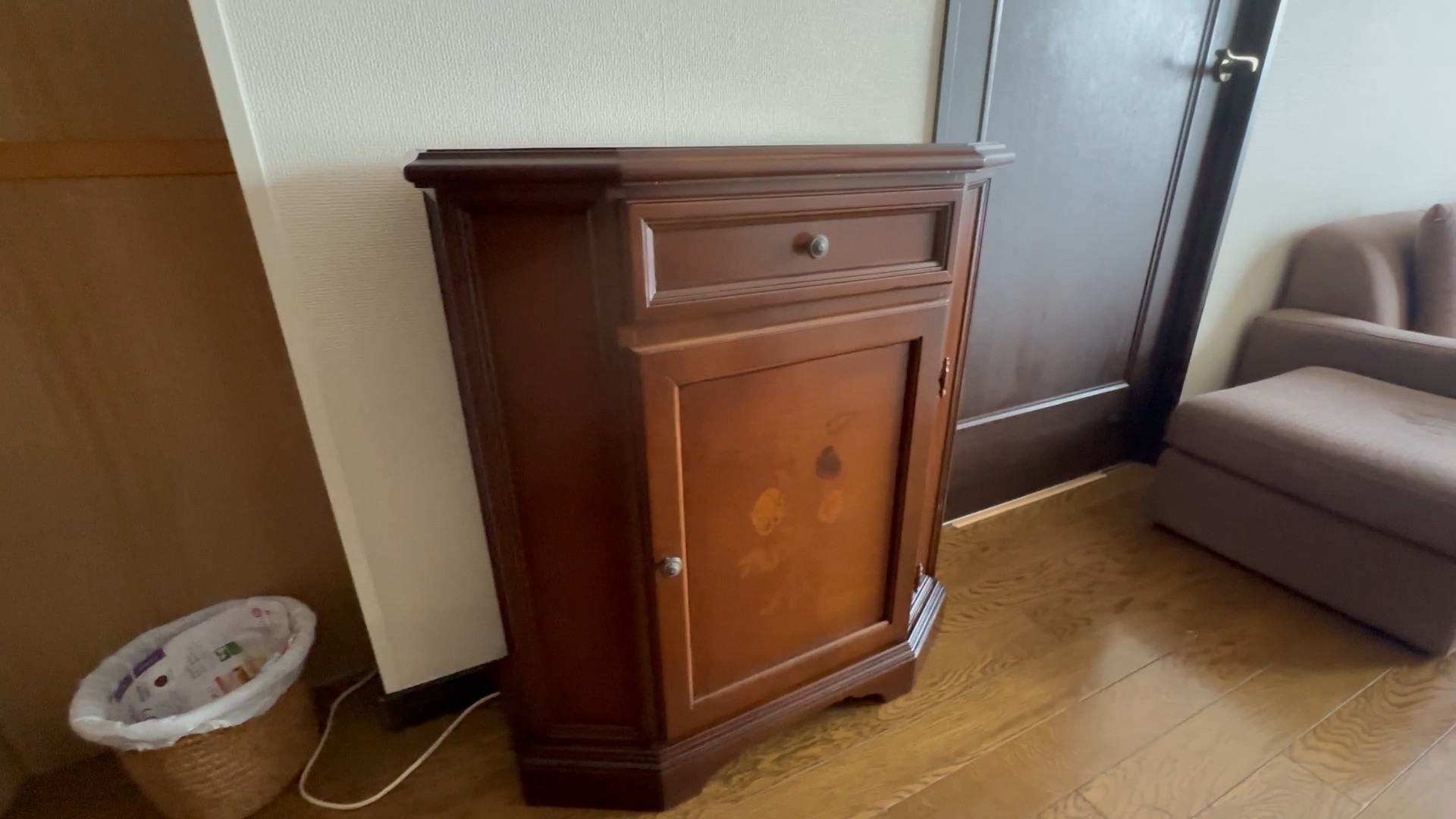 職人の手による丁寧な再塗装で美しく蘇ったキャビネット 修理後