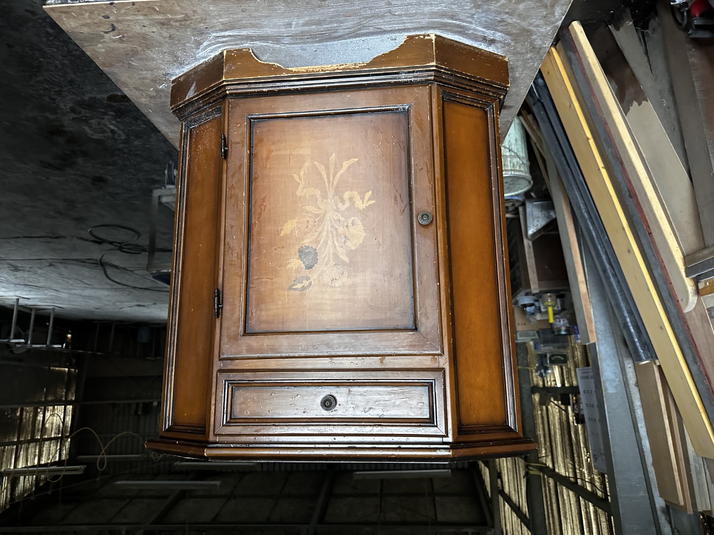 塗装が剥がれ、傷が目立つようになった輸入キャビネット 修理前