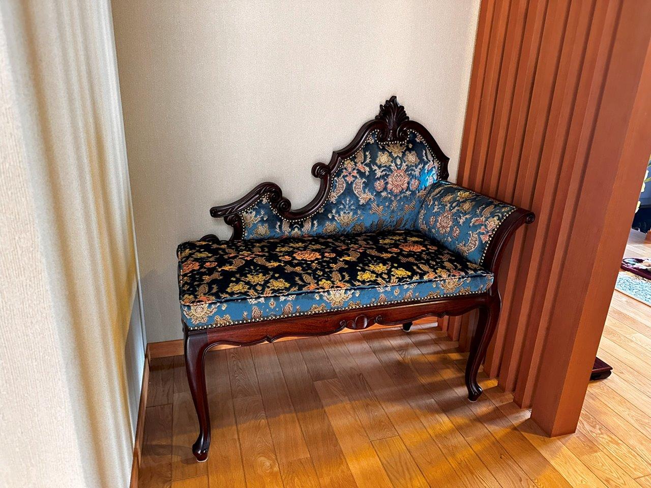 金華山と美しい鋲打ちで蘇ったカウチソファー 修理後
