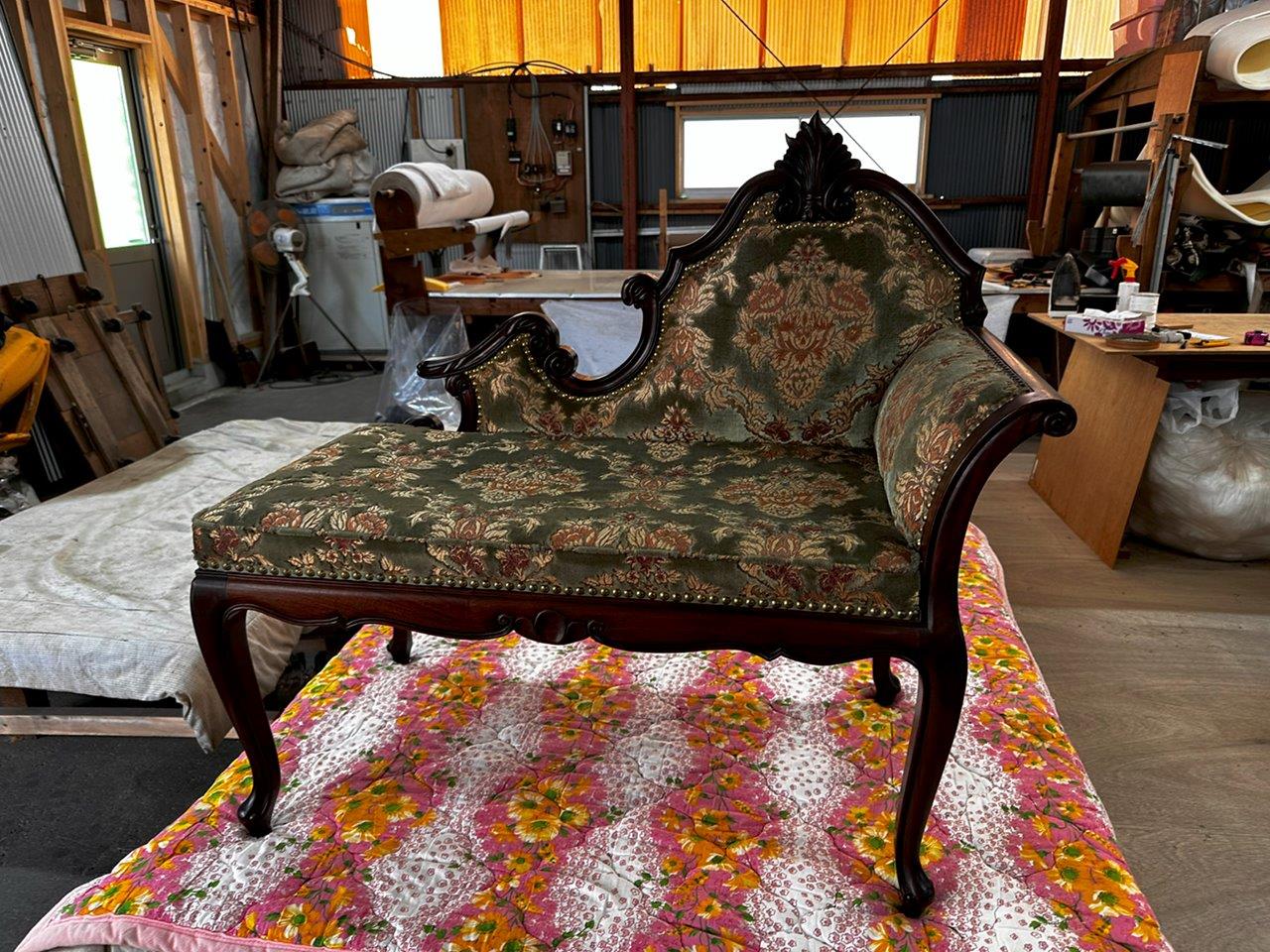 張替前のトラディショナルなカウチソファー