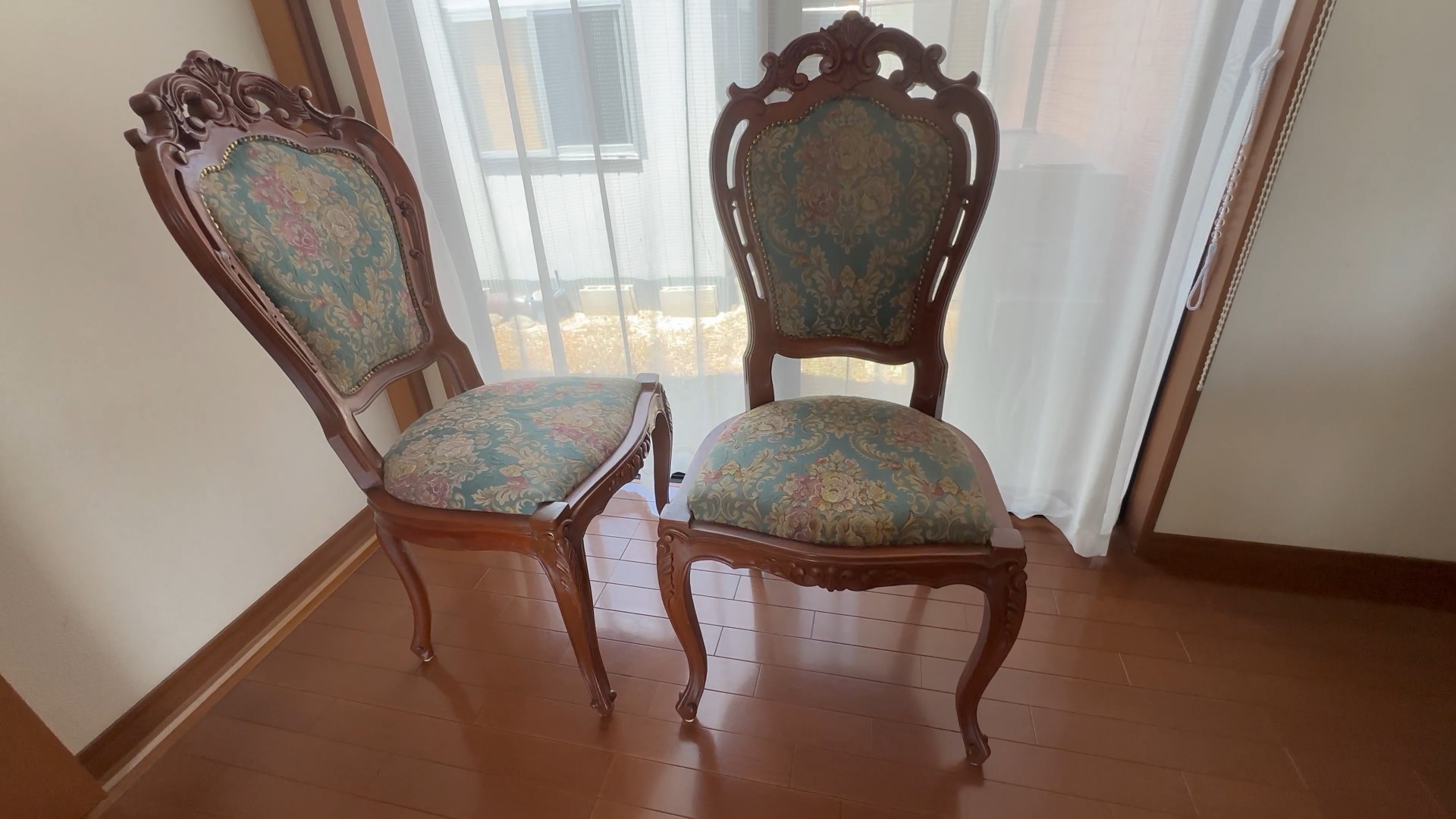 大川の職人によって再び組み直され修復された輸入椅子 修理後