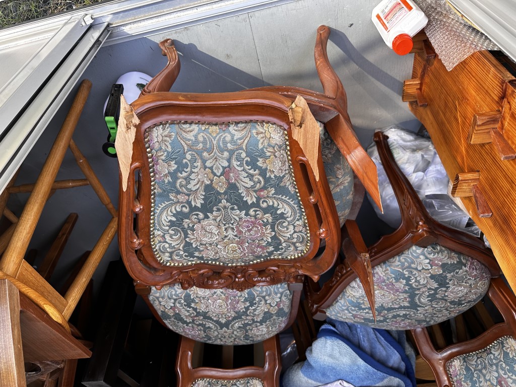 背もたれが折れ、全体的にグラつきが生じた輸入椅子 修理前