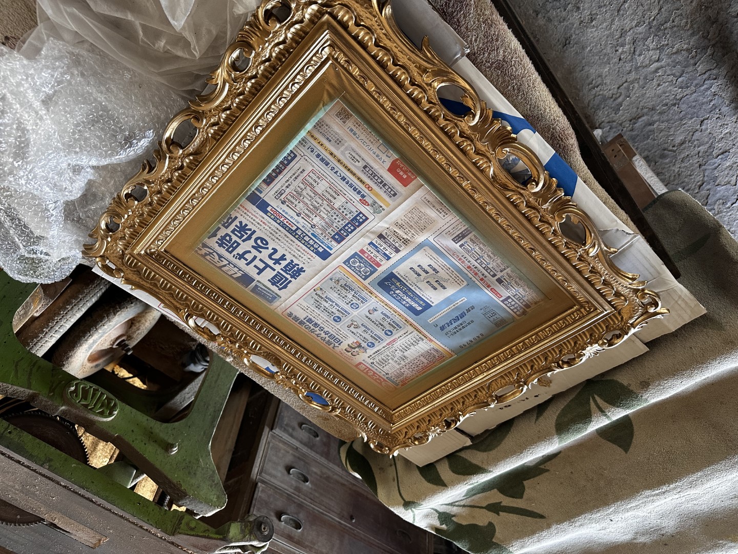 接合と金色塗装により美しく修復されたミラーフレーム 修理後