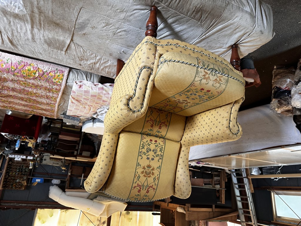 張替前の輸入ソファー（プリント柄）