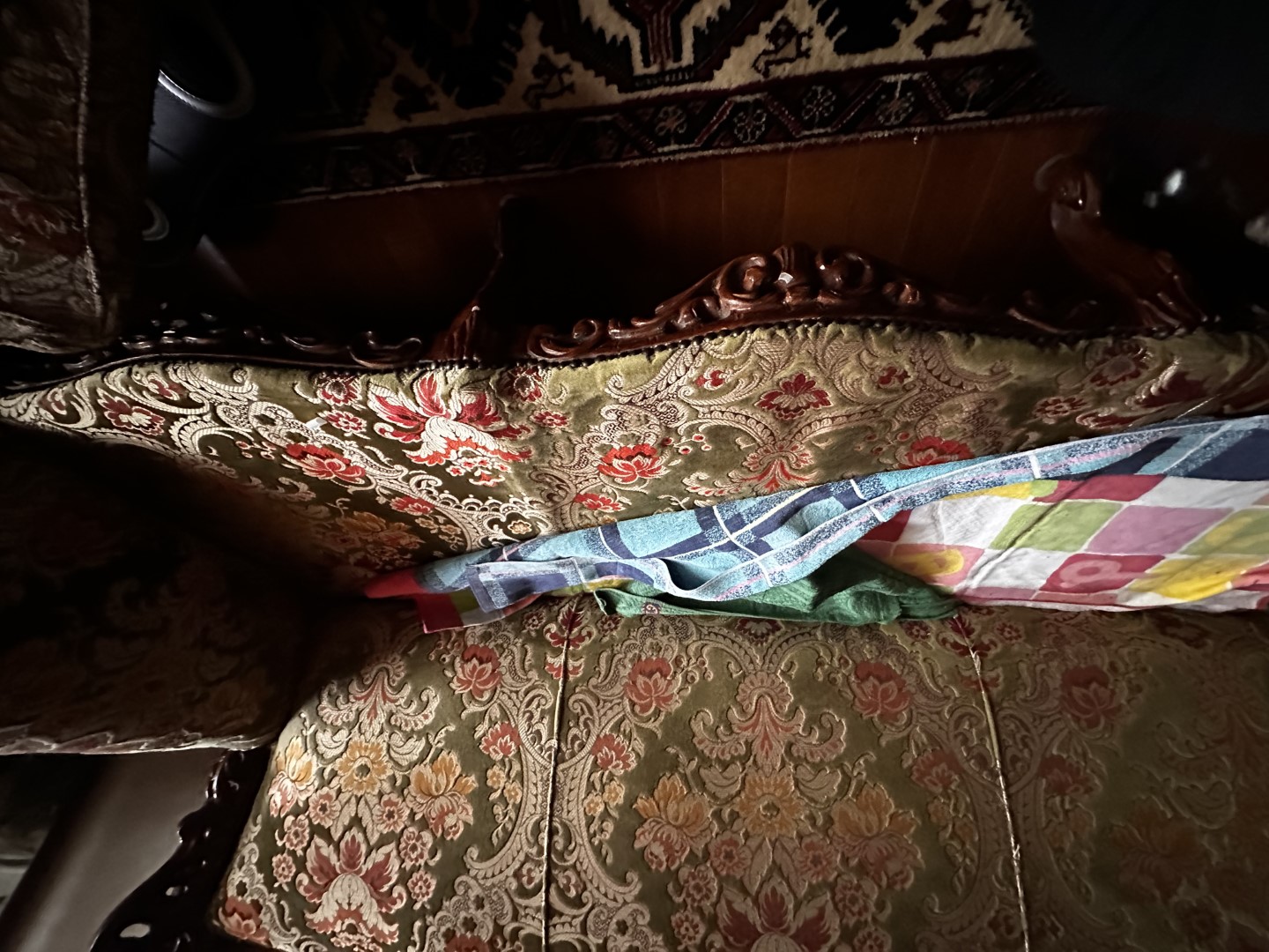 座面下のベルトが伸びて沈み込んでしまった輸入ソファー 修理前