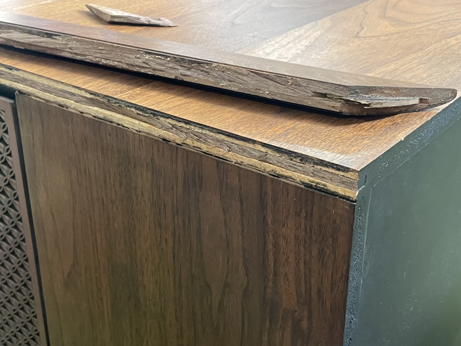 天板が折れ、正面下が割れたJBLスピーカー